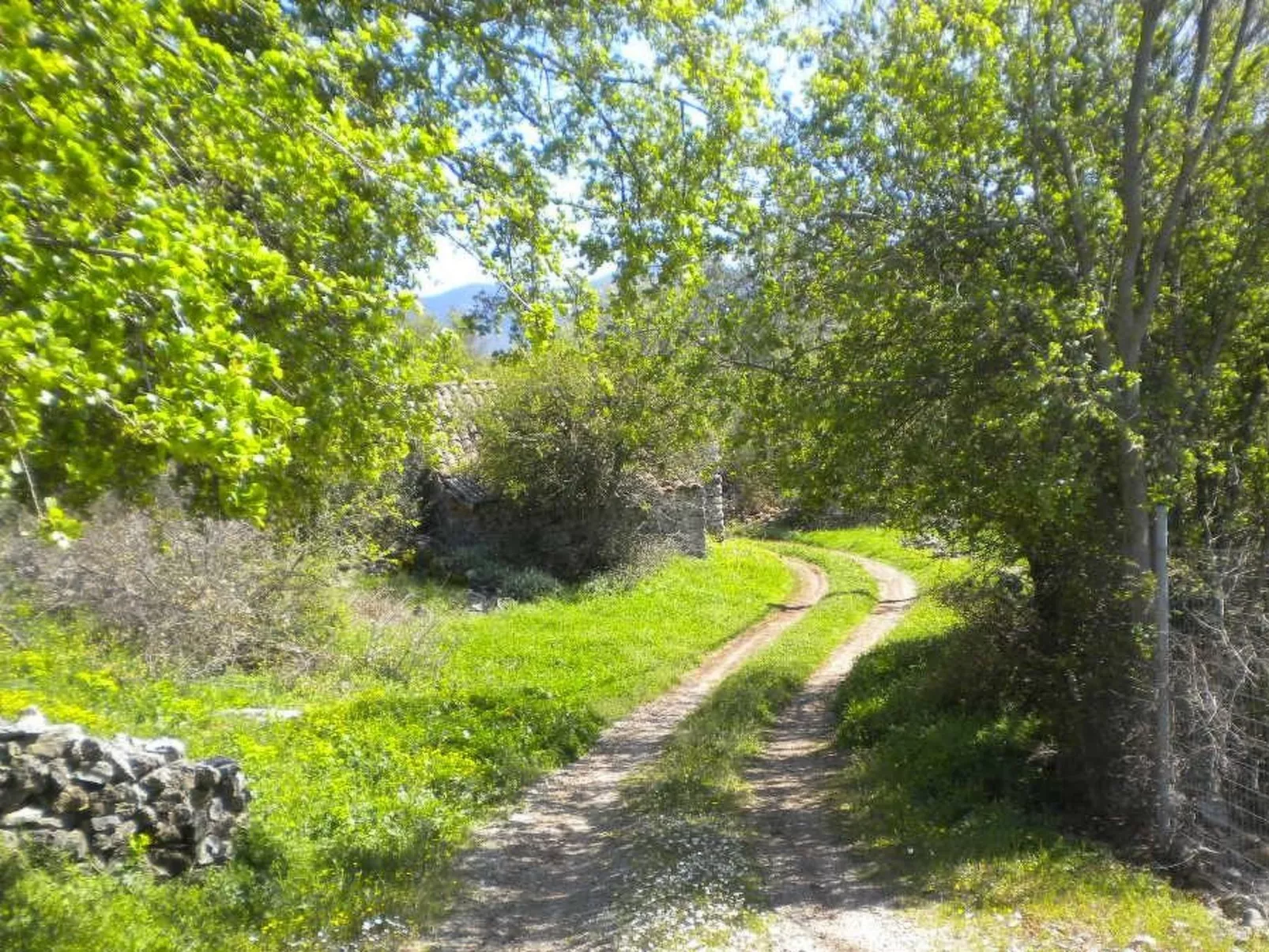 Steinhaus in Leonido mit Parkplatz-Outside