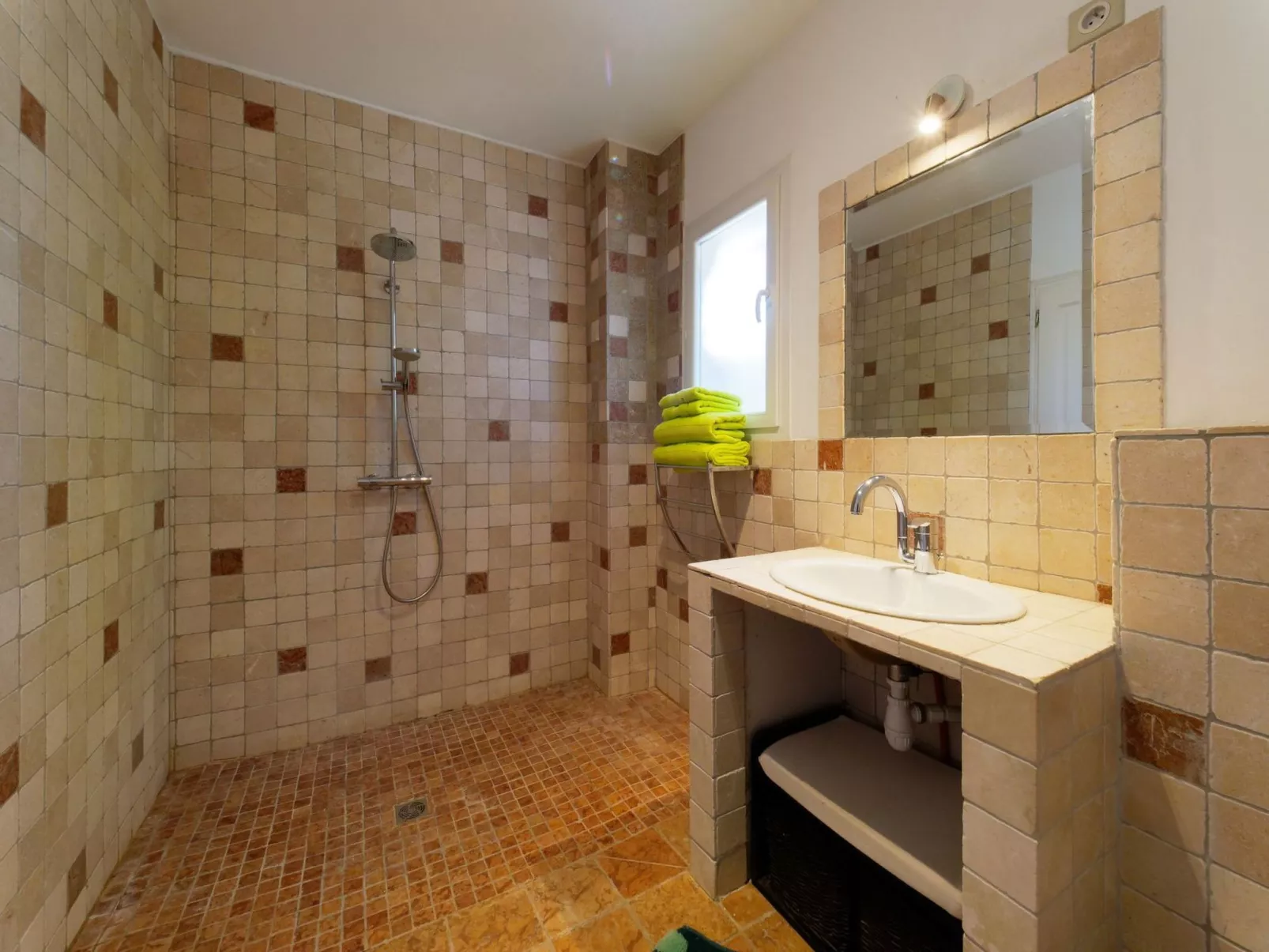 Mit eigenem Pool-Drinnen