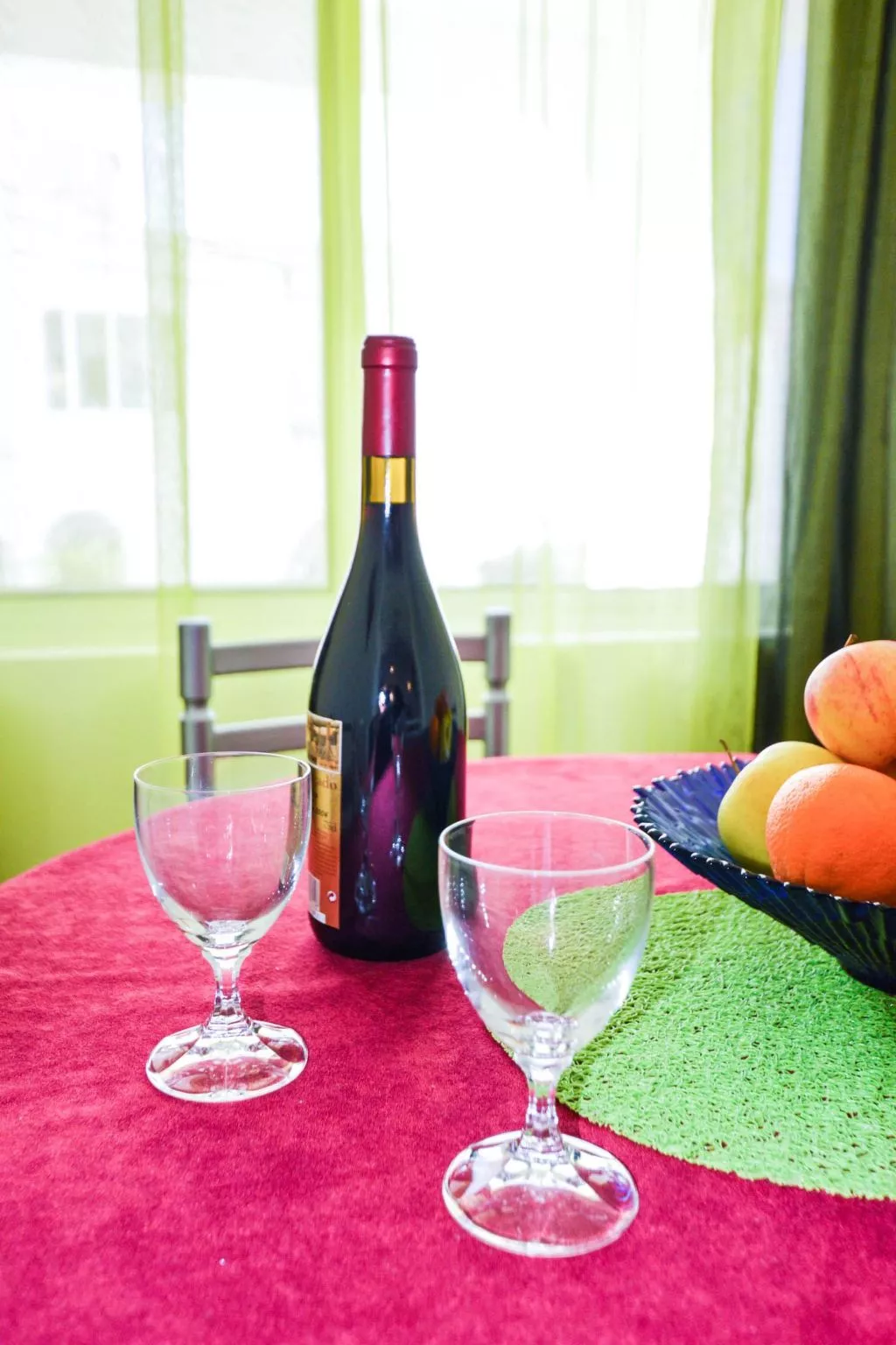 Wohnung mit Blick auf das Wasser-Drinnen