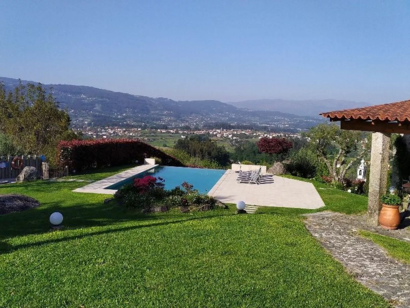 Fabelhafter Pool in einer atemberaubenden Landschaft-Draußen