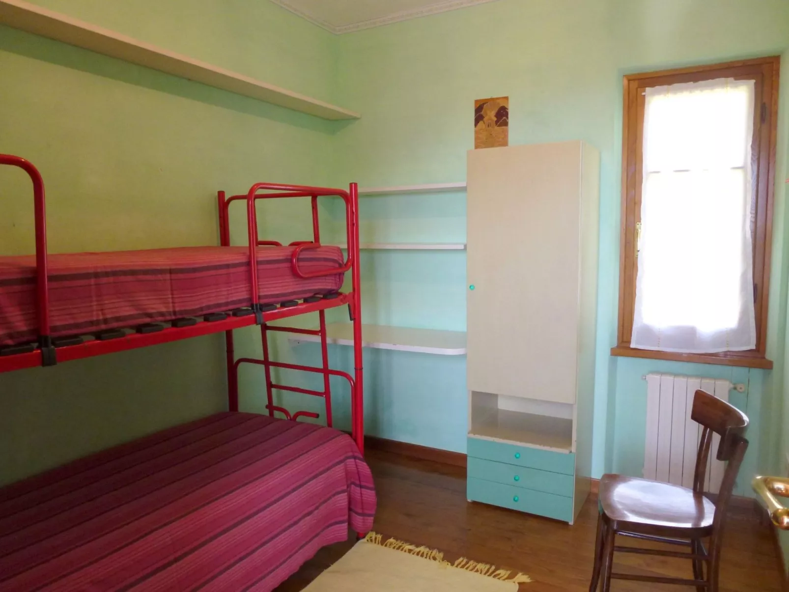 Mit Blick auf das Wasser-Dedans