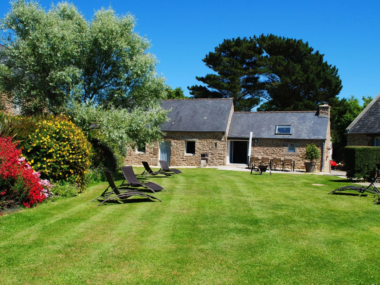 Großes Haus mit überdachtem und beheiztem Swimmingpool-Outside
