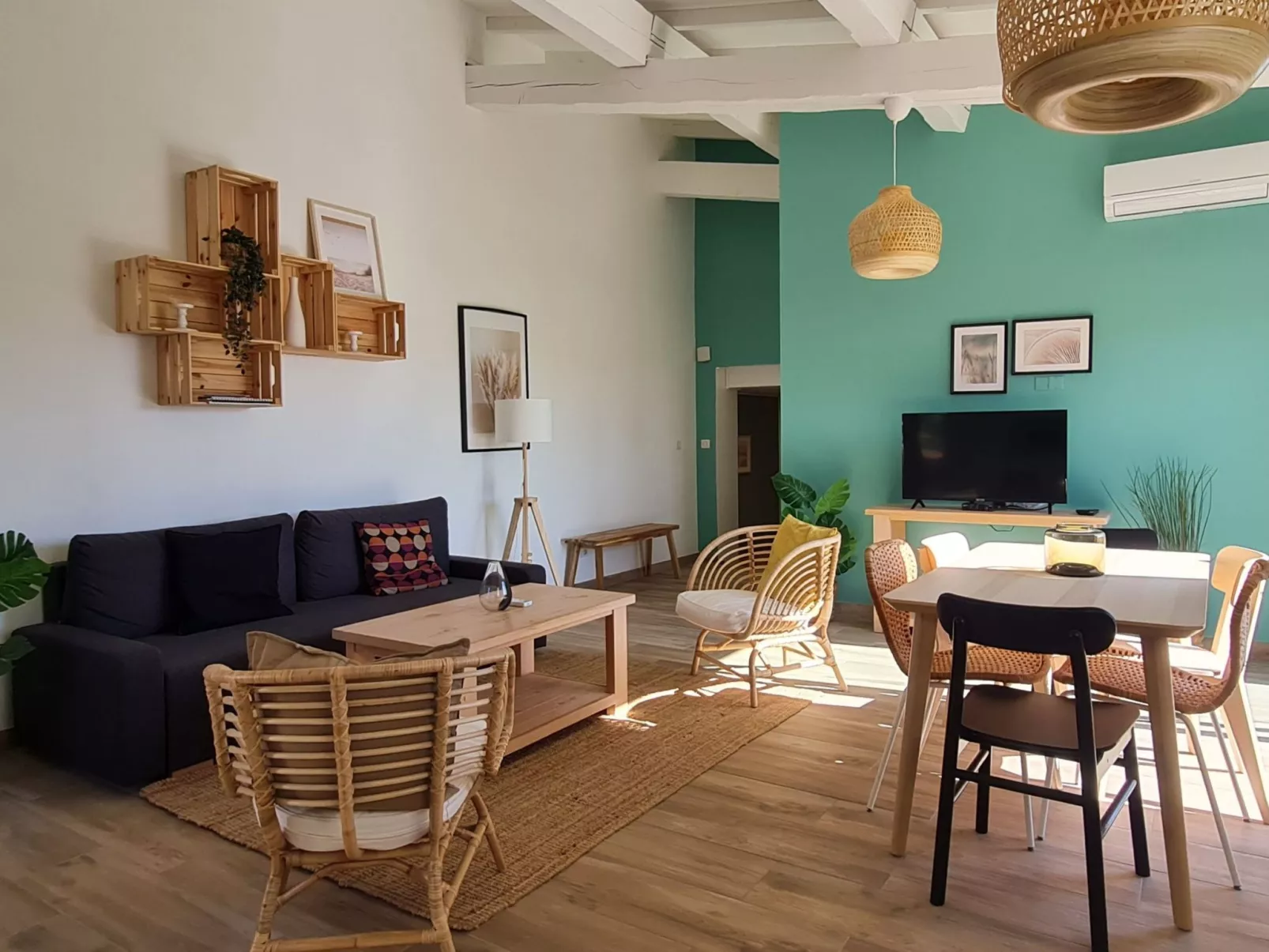 Im Herzen der Weinberge, schattige Terrasse umgeben von Grün, Pool