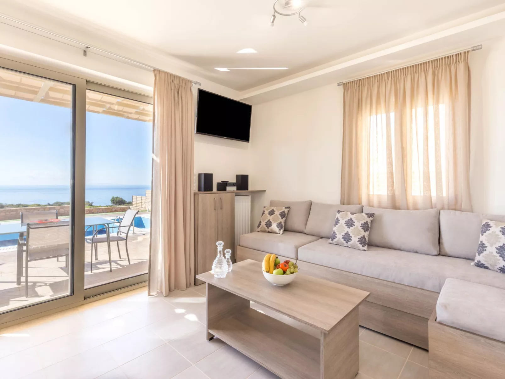 Küstenvilla mit Pool in der Nähe eines ruhigen Sandstrandes