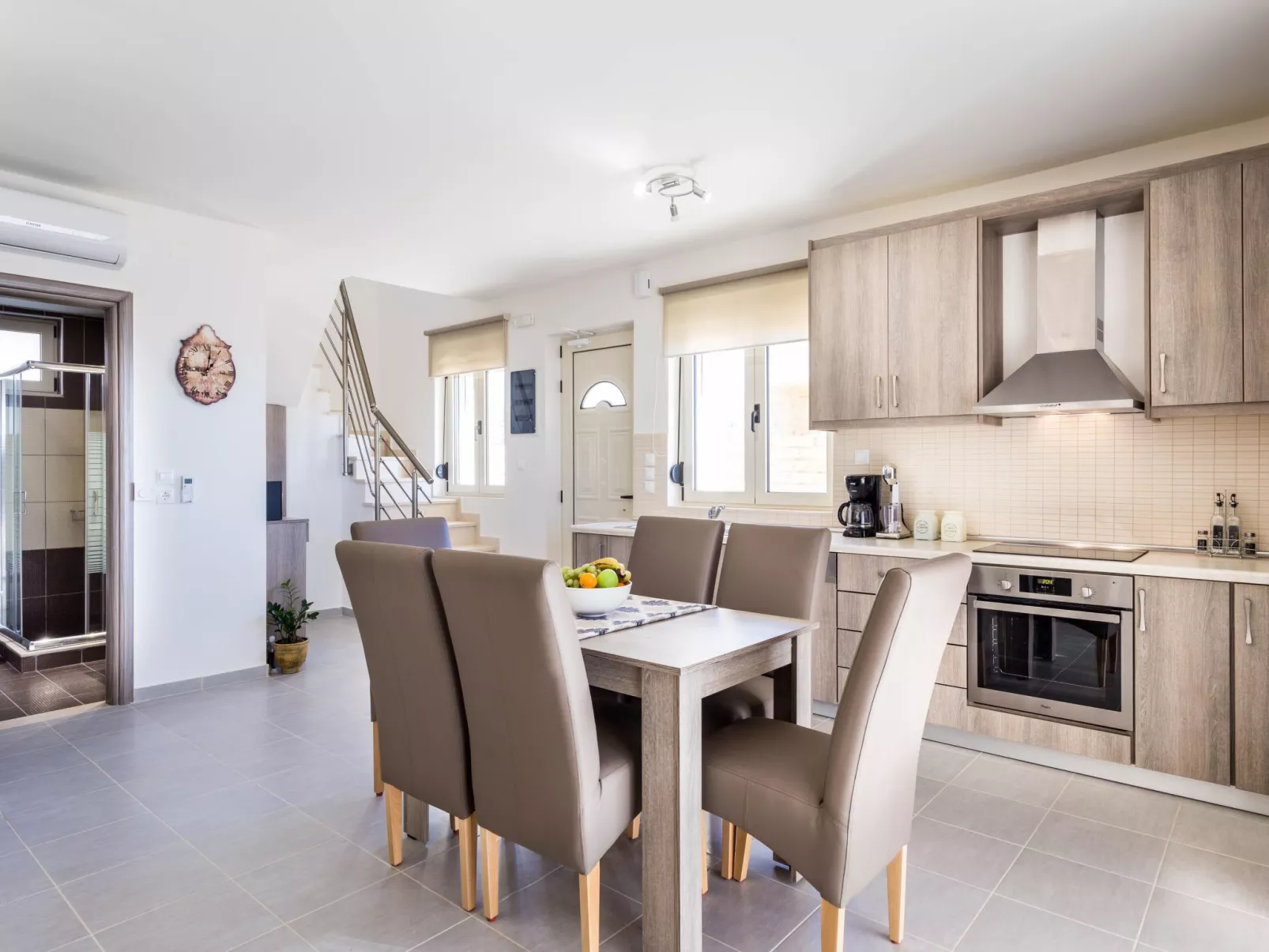 Elegante Villa an der Küste mit privatem Pool-Drinnen