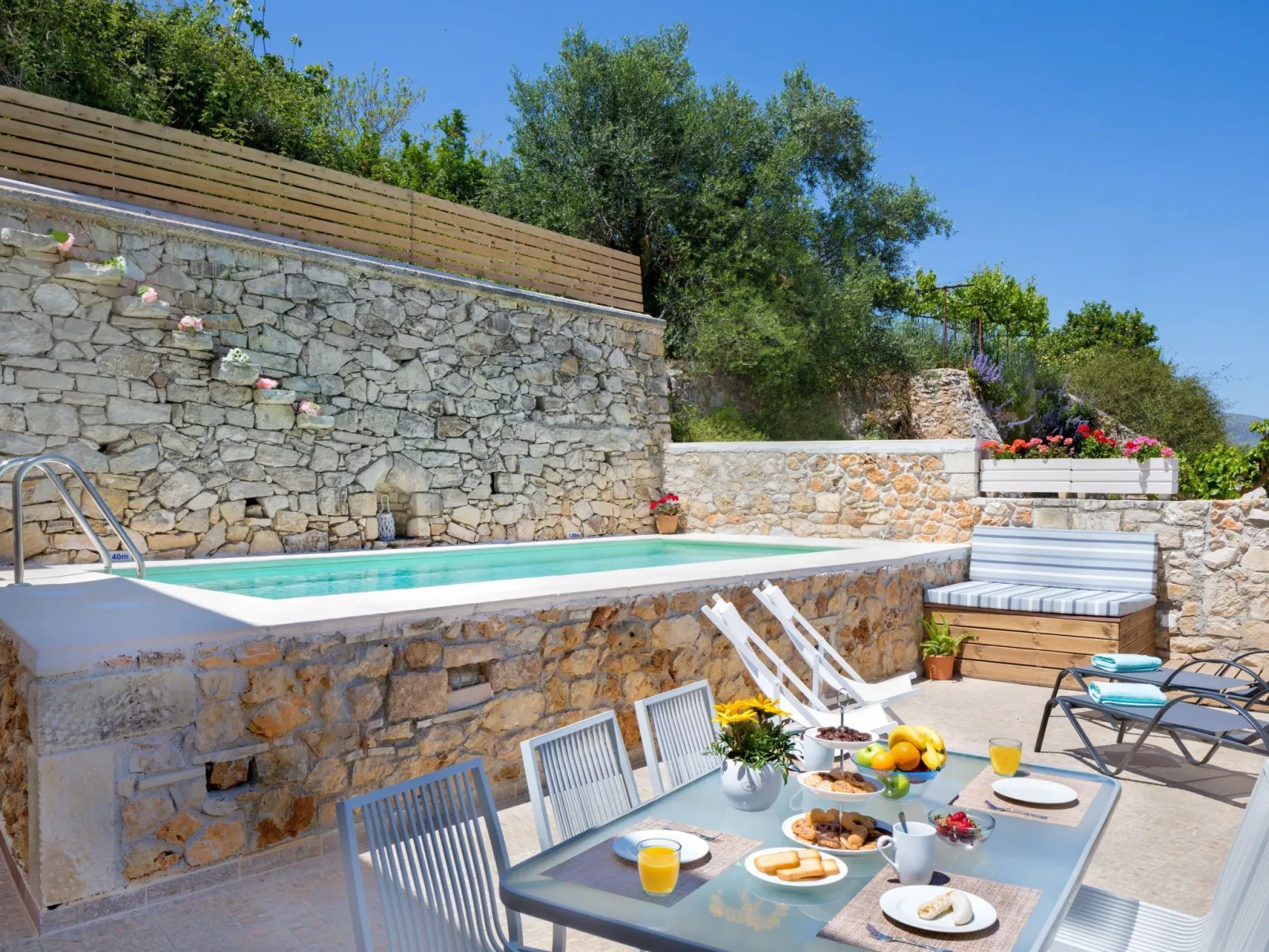 "Villa Aladanos" mit privatem Pool-Outside