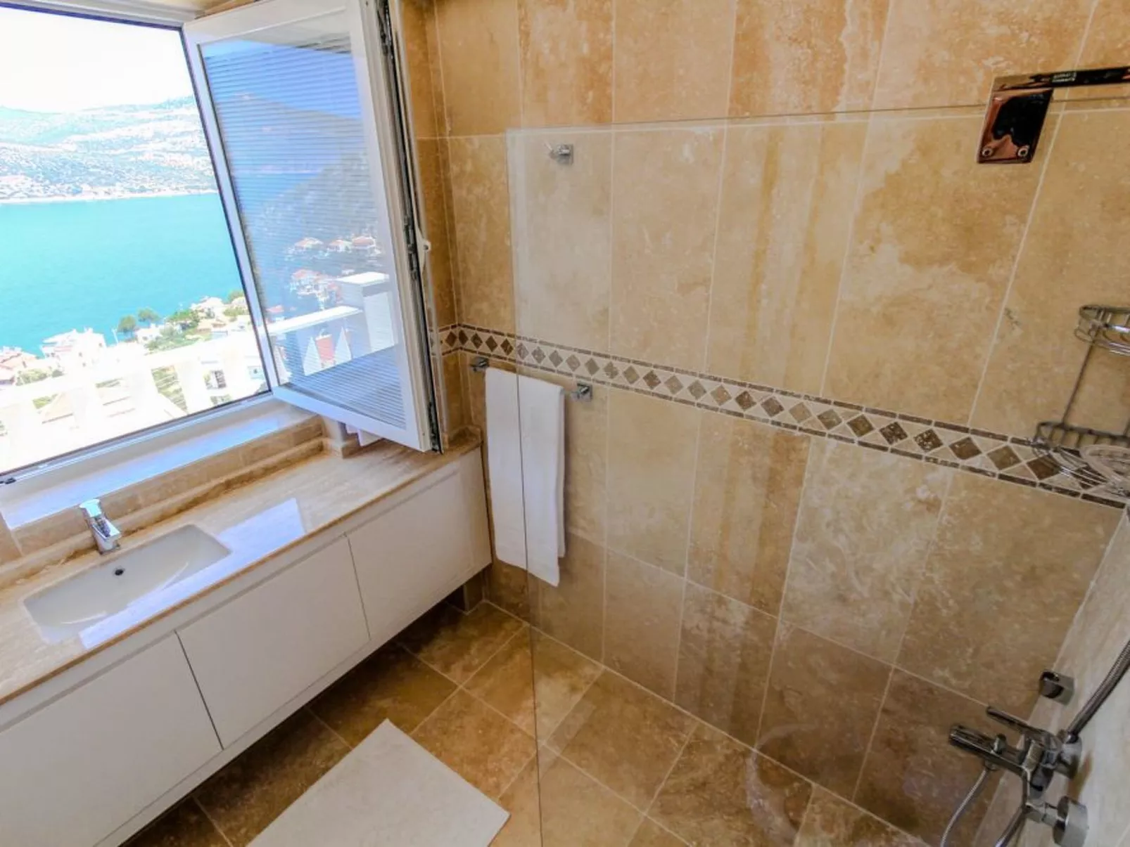 Luxuriöse Natursteinvilla "Ketchy"-Image-tags.info