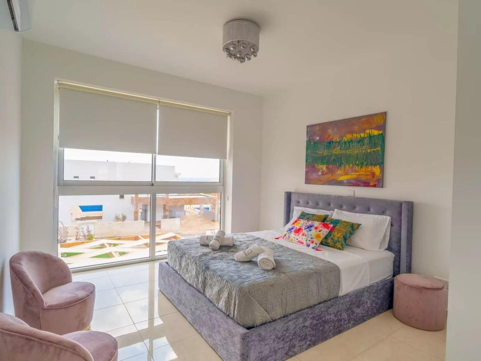 Luxuriöse Villa mit 4 Schlafzimmern, privatem Pool und Whirlpool-Inside