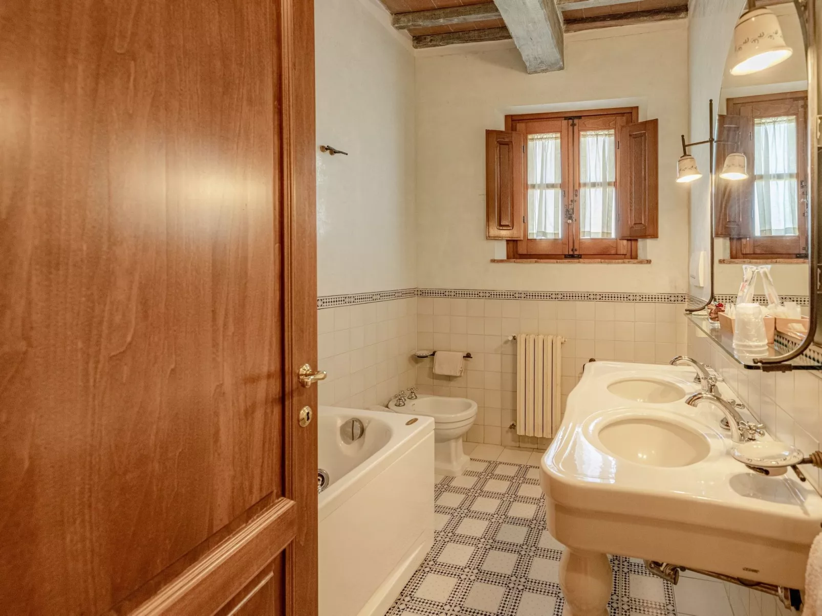 "Zypressen B4" mit Pool-Drinnen