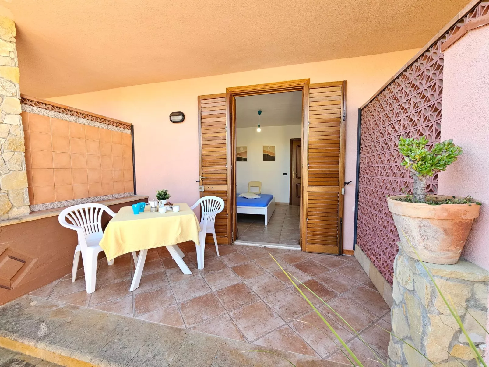 Helle mediterrane Villa mit Veranda und Garten-Image-tags.info