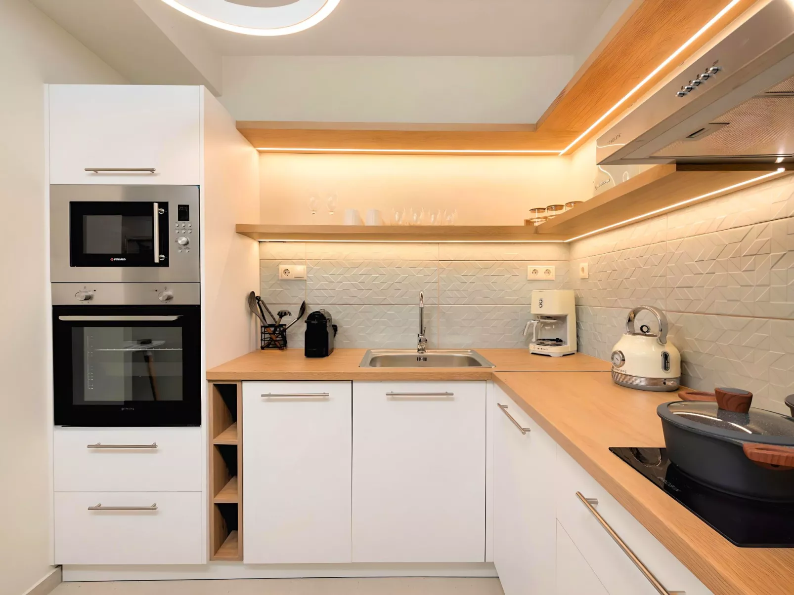 Hidden Gem Villa Pool und Jaccuzzi-Inside