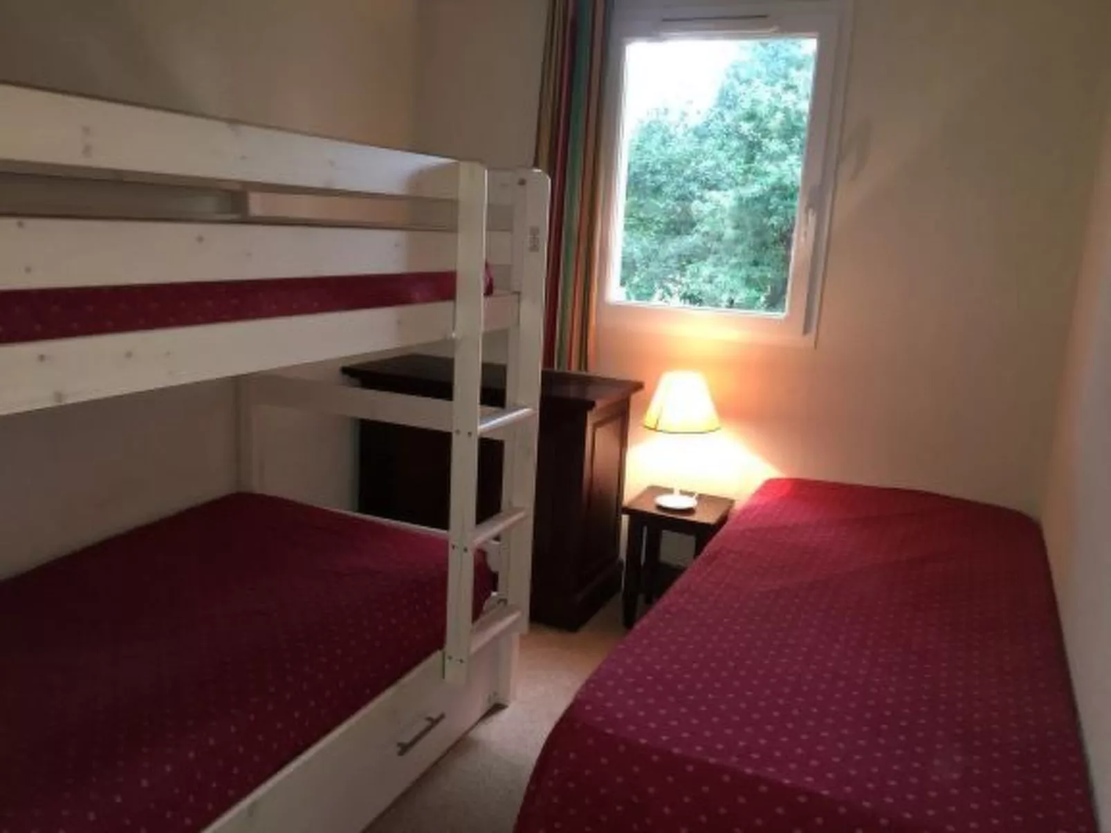 Hübsches kleines Haus in ruhiger Lage in einer baumbestandenen Residenz mit beh-Drinnen