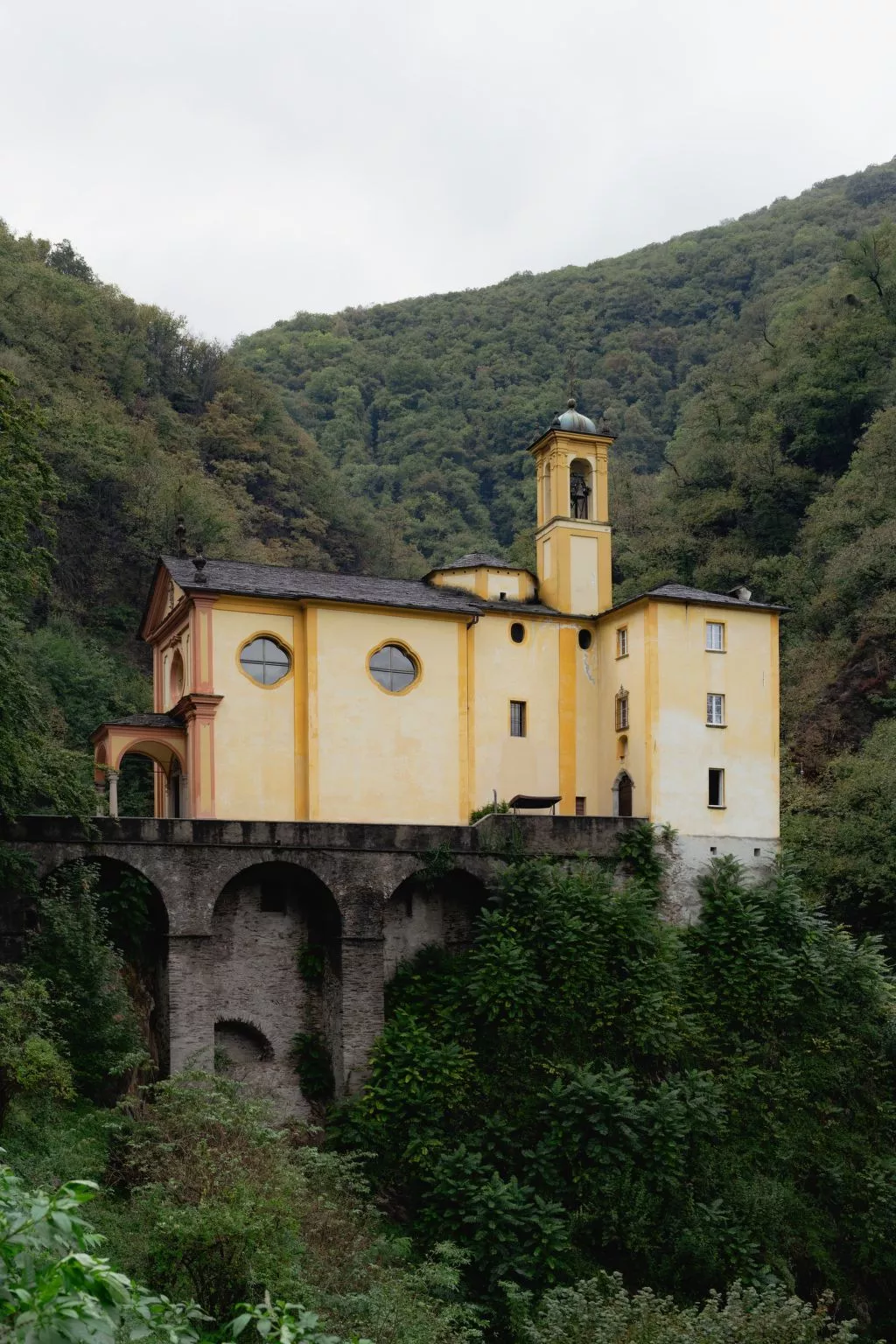 "Palazzo Branca" mit Blick auf den See.-Outside
