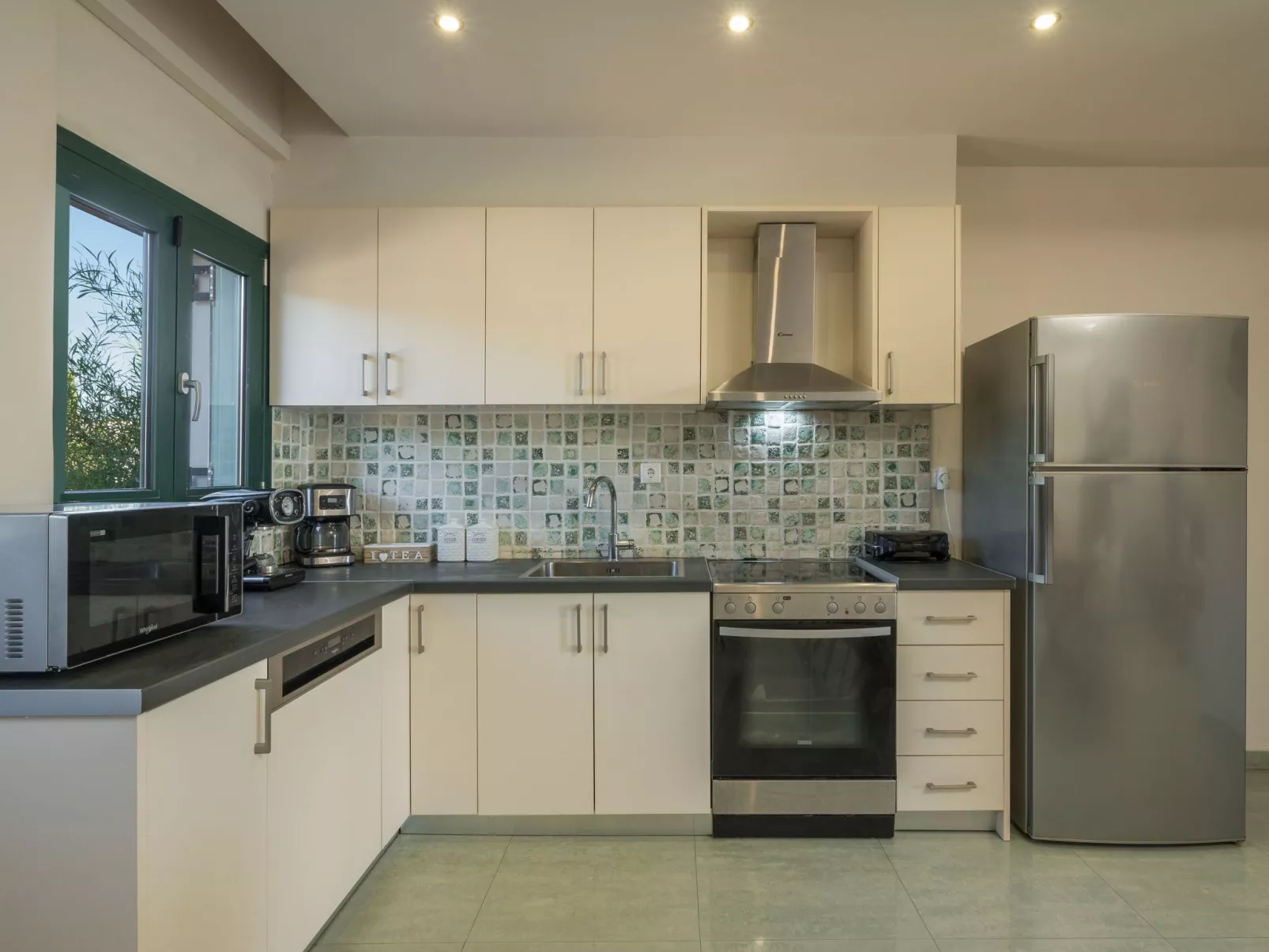 Luxuriöse Villa in Strandnähe mit Blick auf den privaten Pool-Dedans