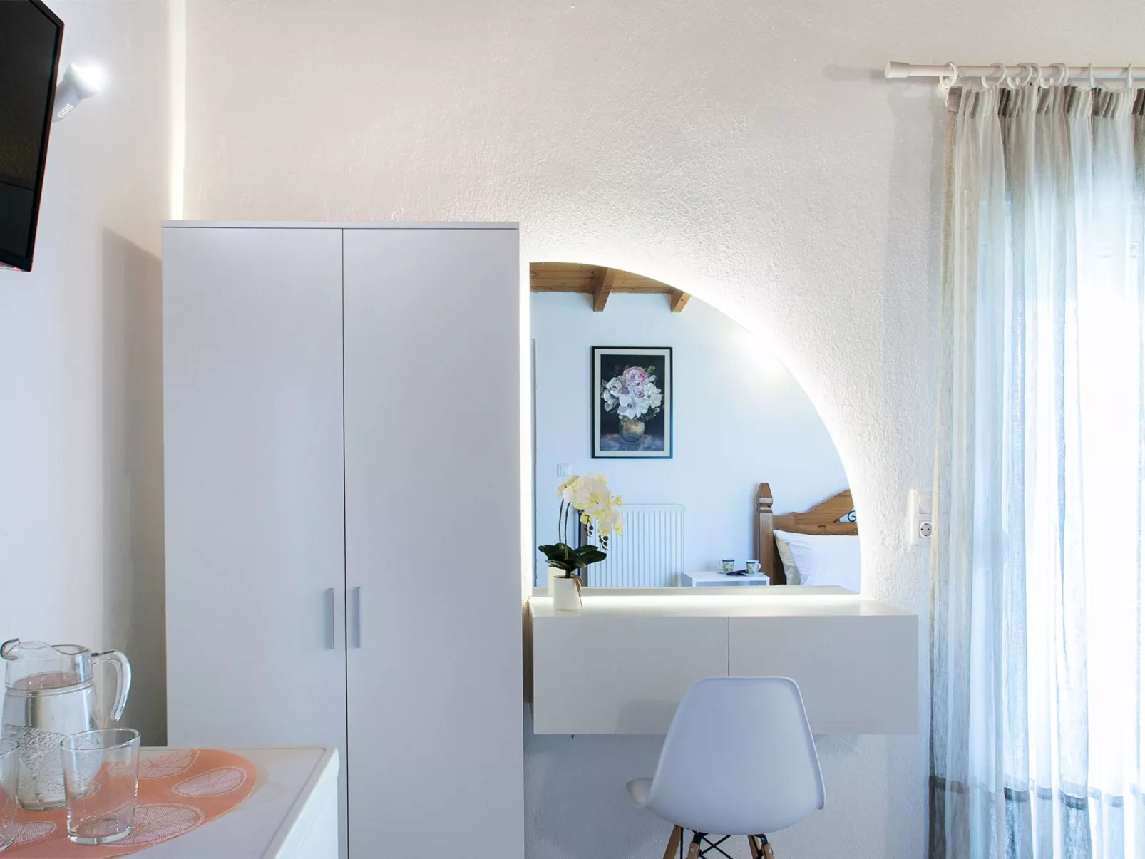 Berge und die ikonische Landebahn des Flughafens Skiathos