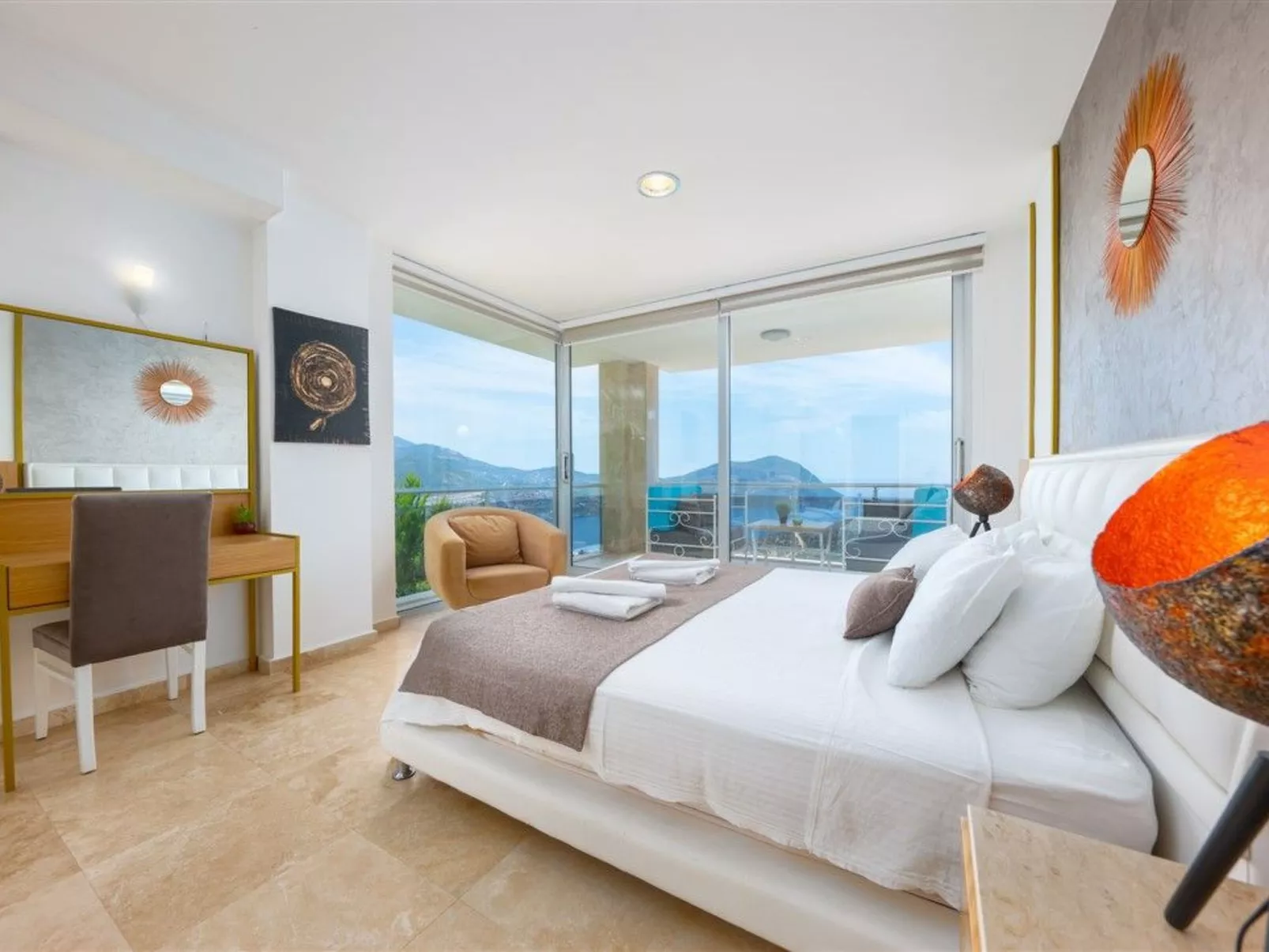 Villa Blueline mit Pool und Meerblick, im Zentrum-Inside