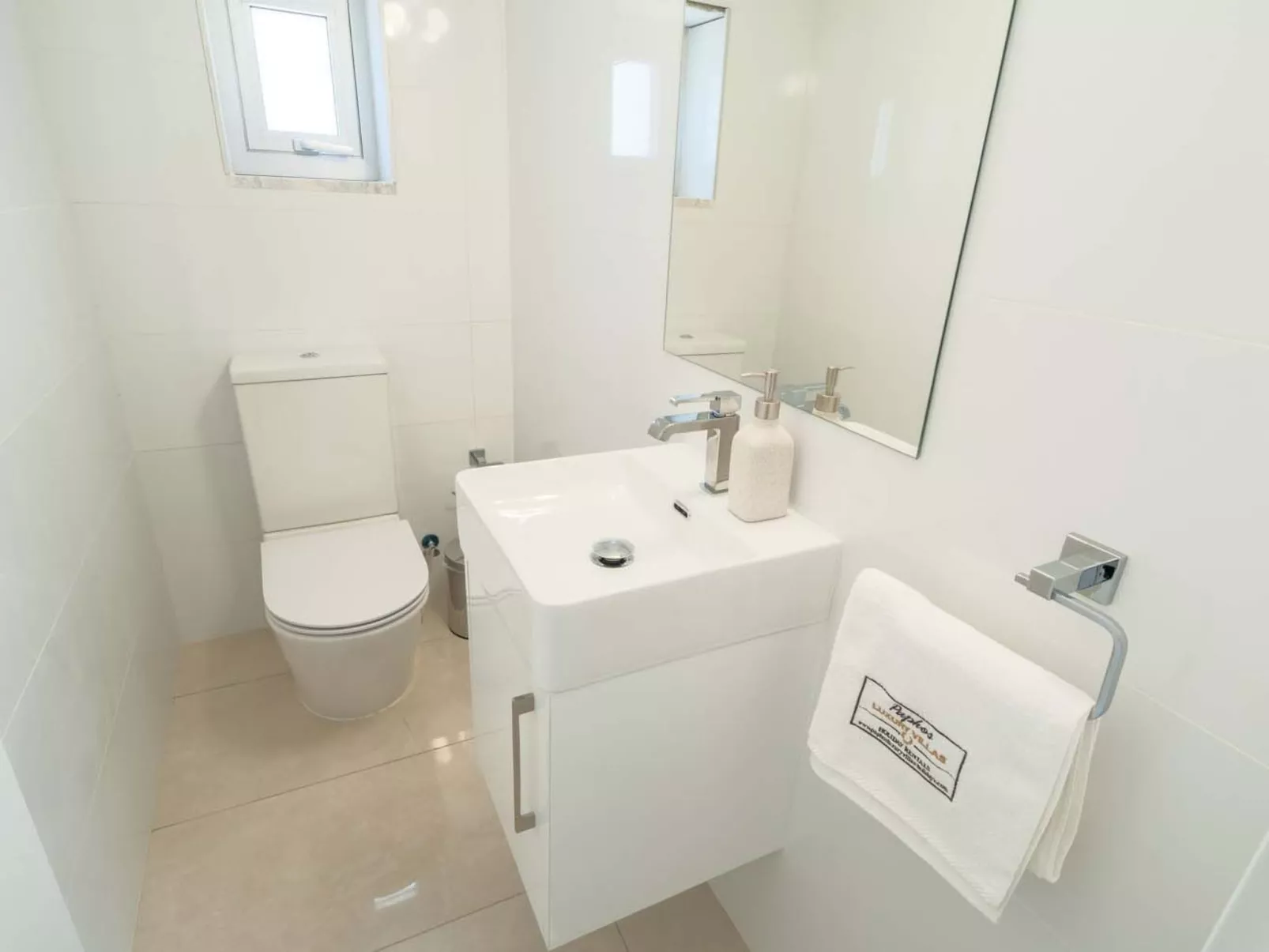 Luxuriöse Villa mit 4 Schlafzimmern, Pool und Whirlpool-Drinnen