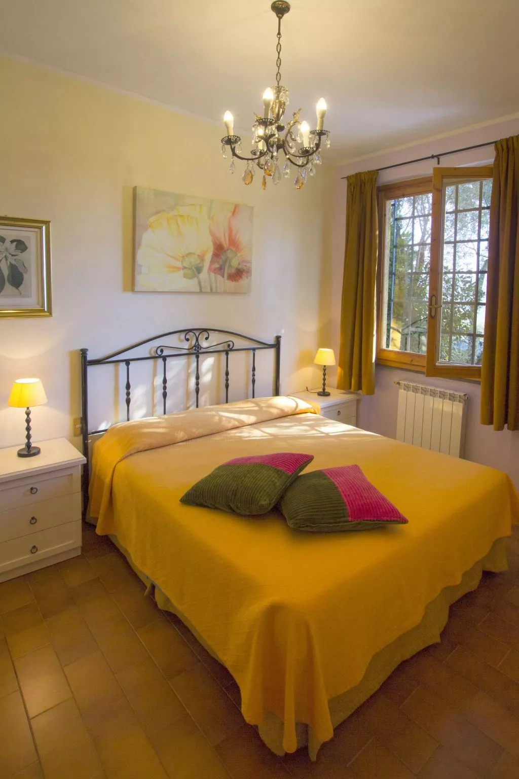 Komfortable Wohnung mit eigener Terrasse-Drinnen