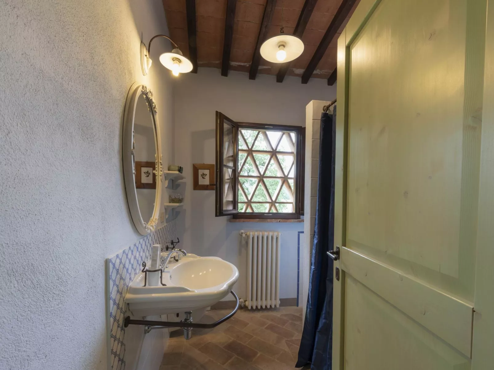 Maskendickkopf-Gimpel-Drinnen