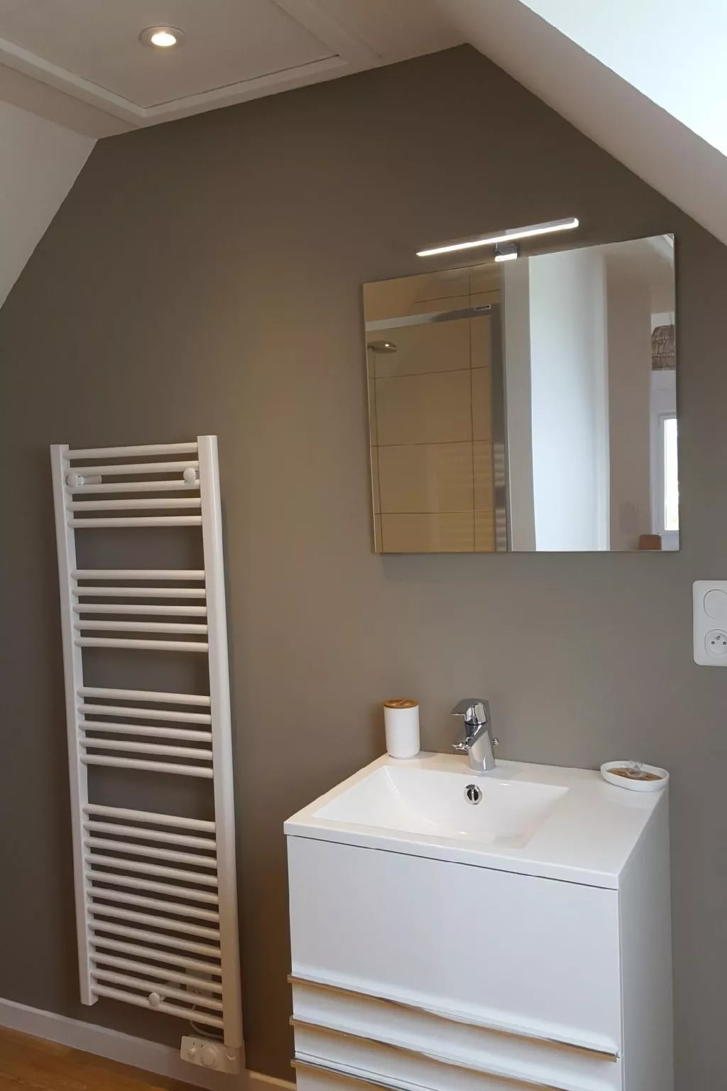 Charmantes Holzhaus in einer grünen Umgebung-Image-tags.info