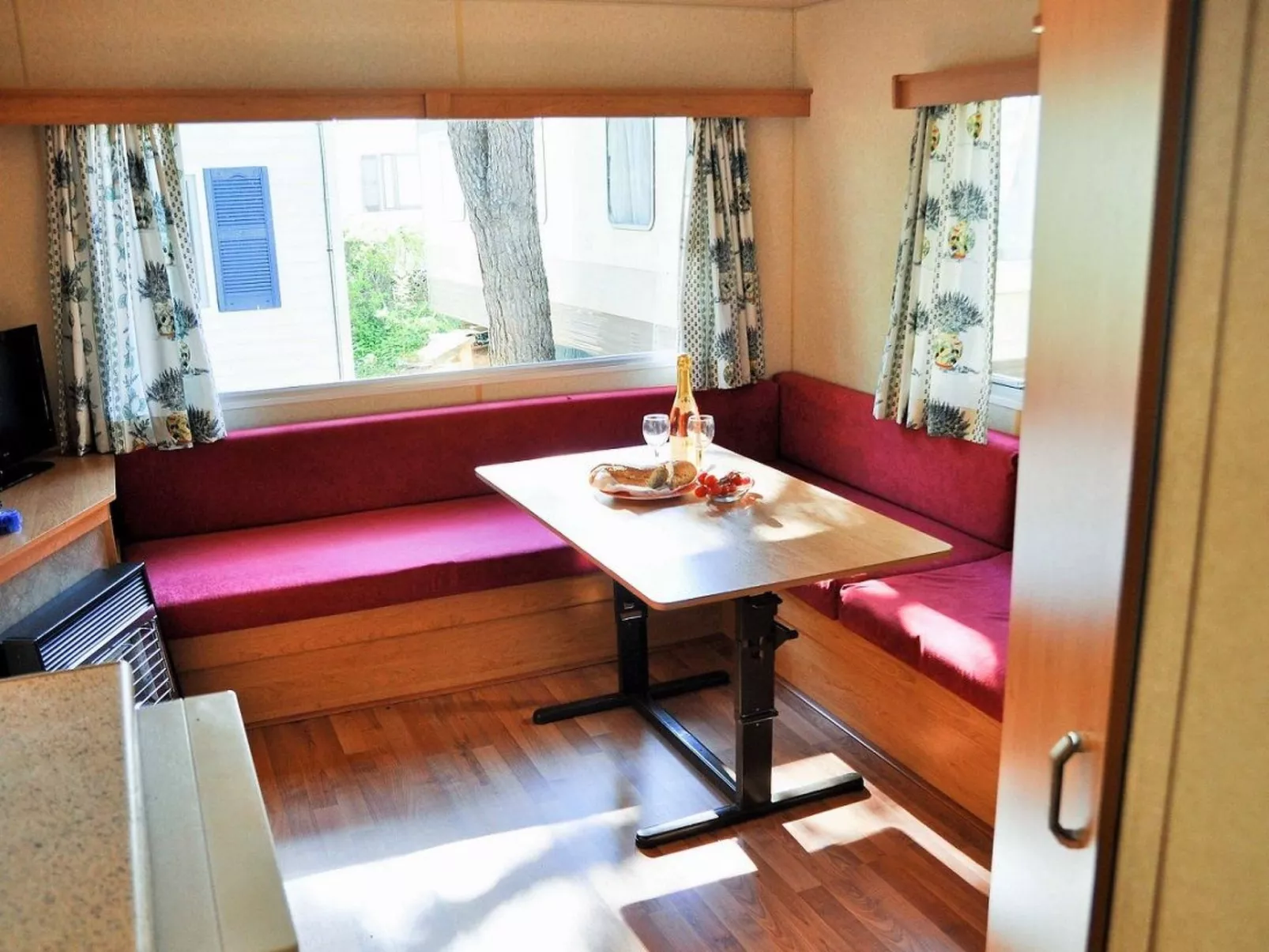 Stacaravan camping Lei Suves cote d'azur Var-Dedans