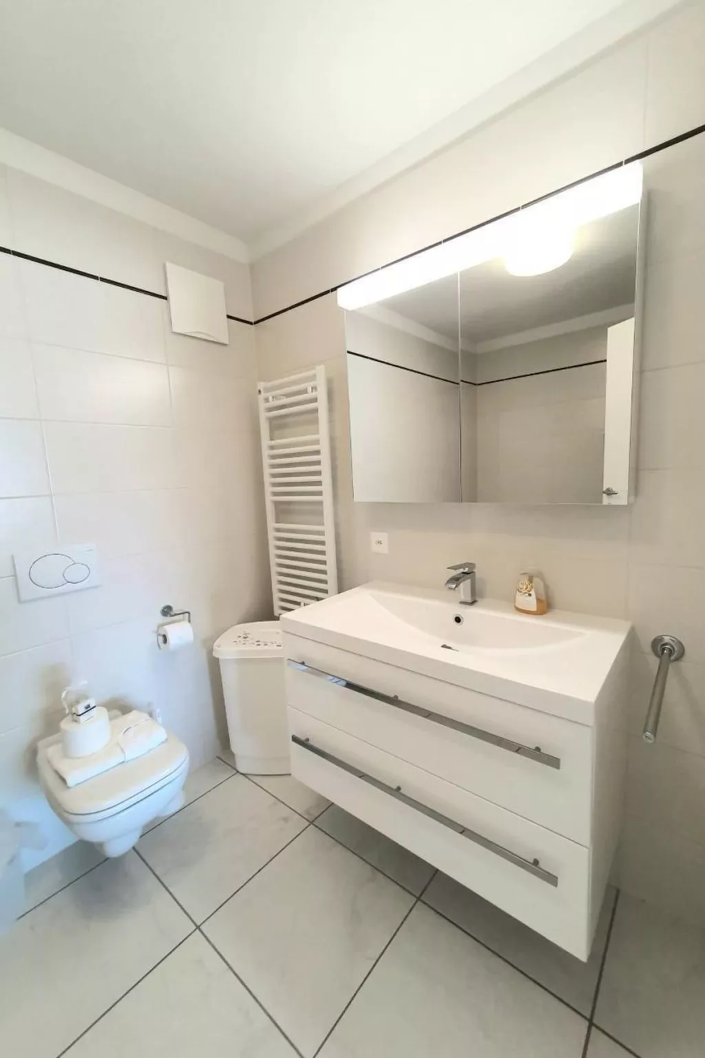 Modern mit atemberaubendem Seeblick Apt 406-Inside