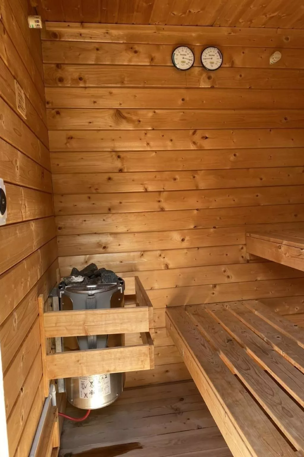 Top -Rustico mit Aussenwhirlpool beheizt und Sauna-Dehors