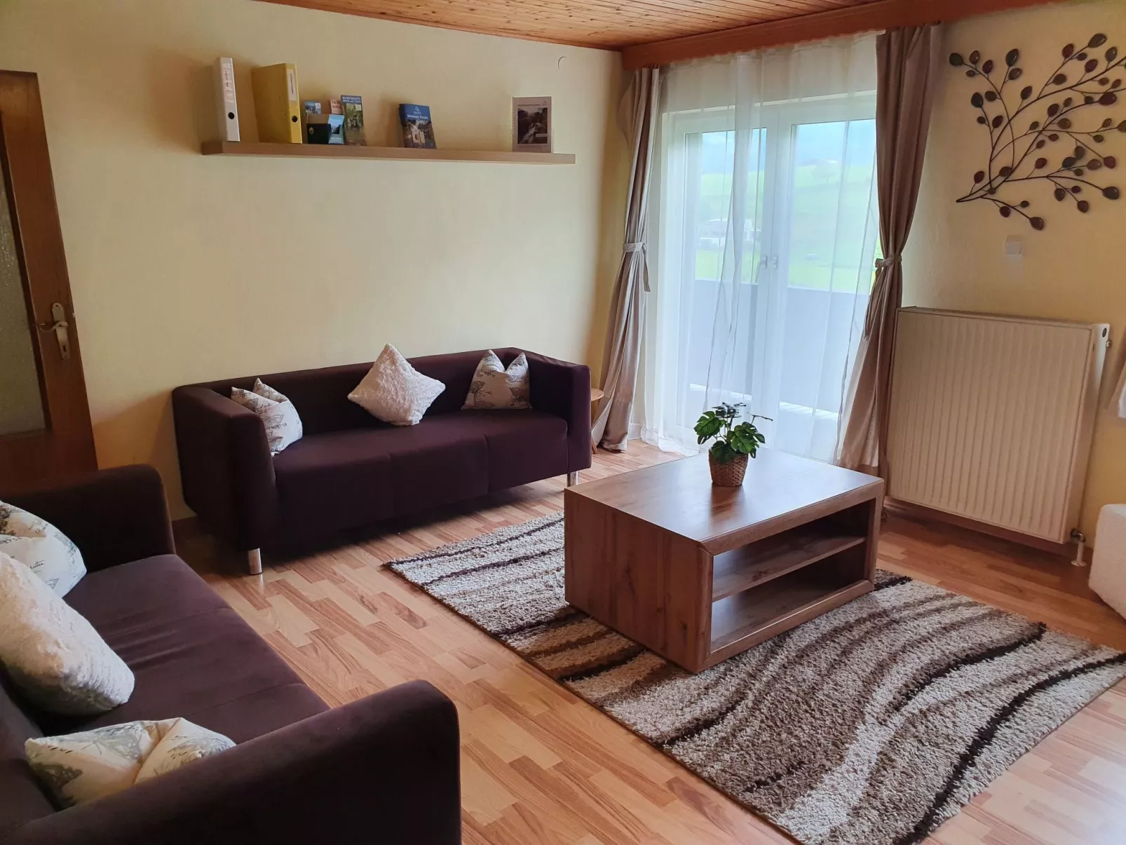 Geräumige Wohnung mit zwei Schlafzimmern und Balkon