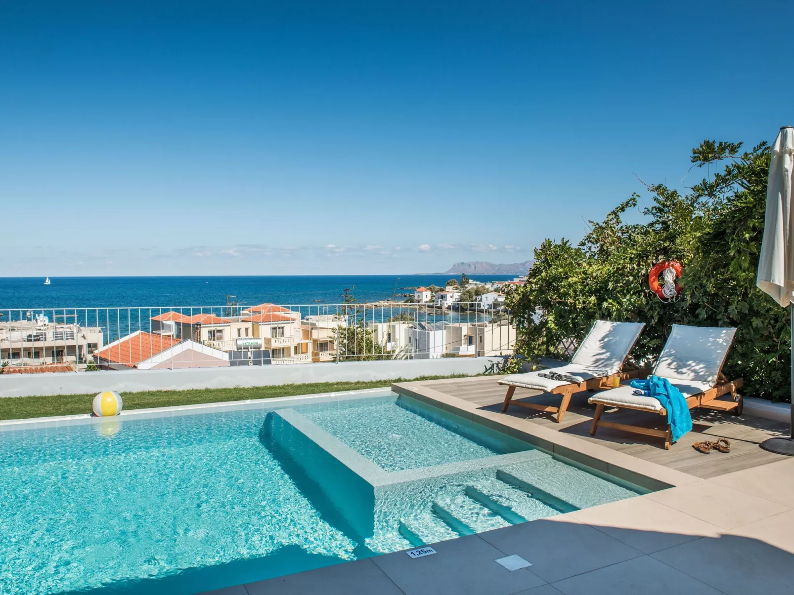 "Thea Thalassa" mit eigenem Pool-Dehors