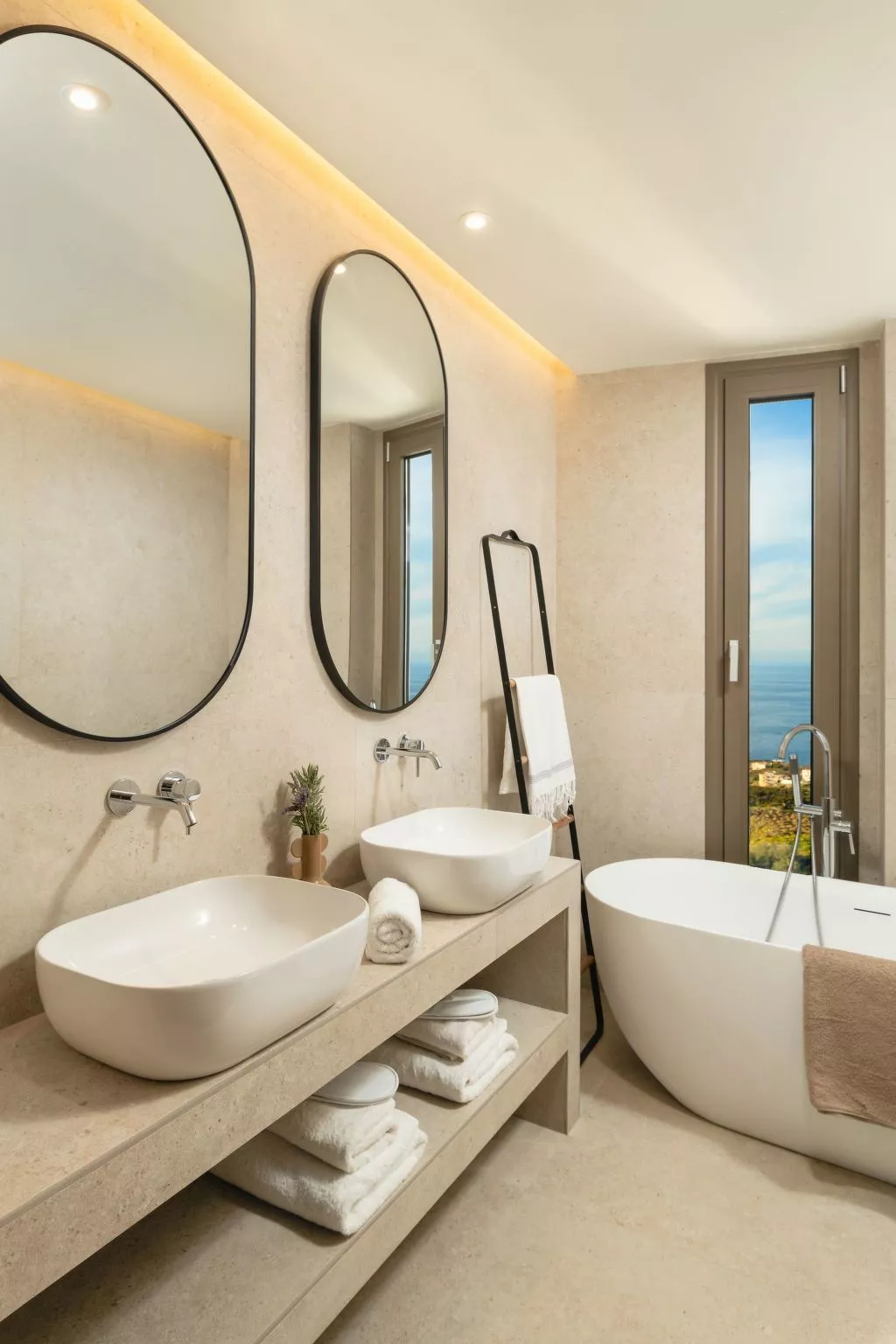 Luxuriöses Anwesen mit Meerblick und beheiztem Infinity-Pool-Dedans