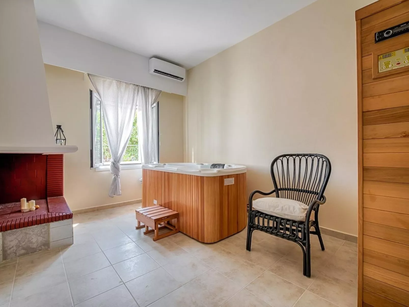 "Despina's Terrace"-Dedans