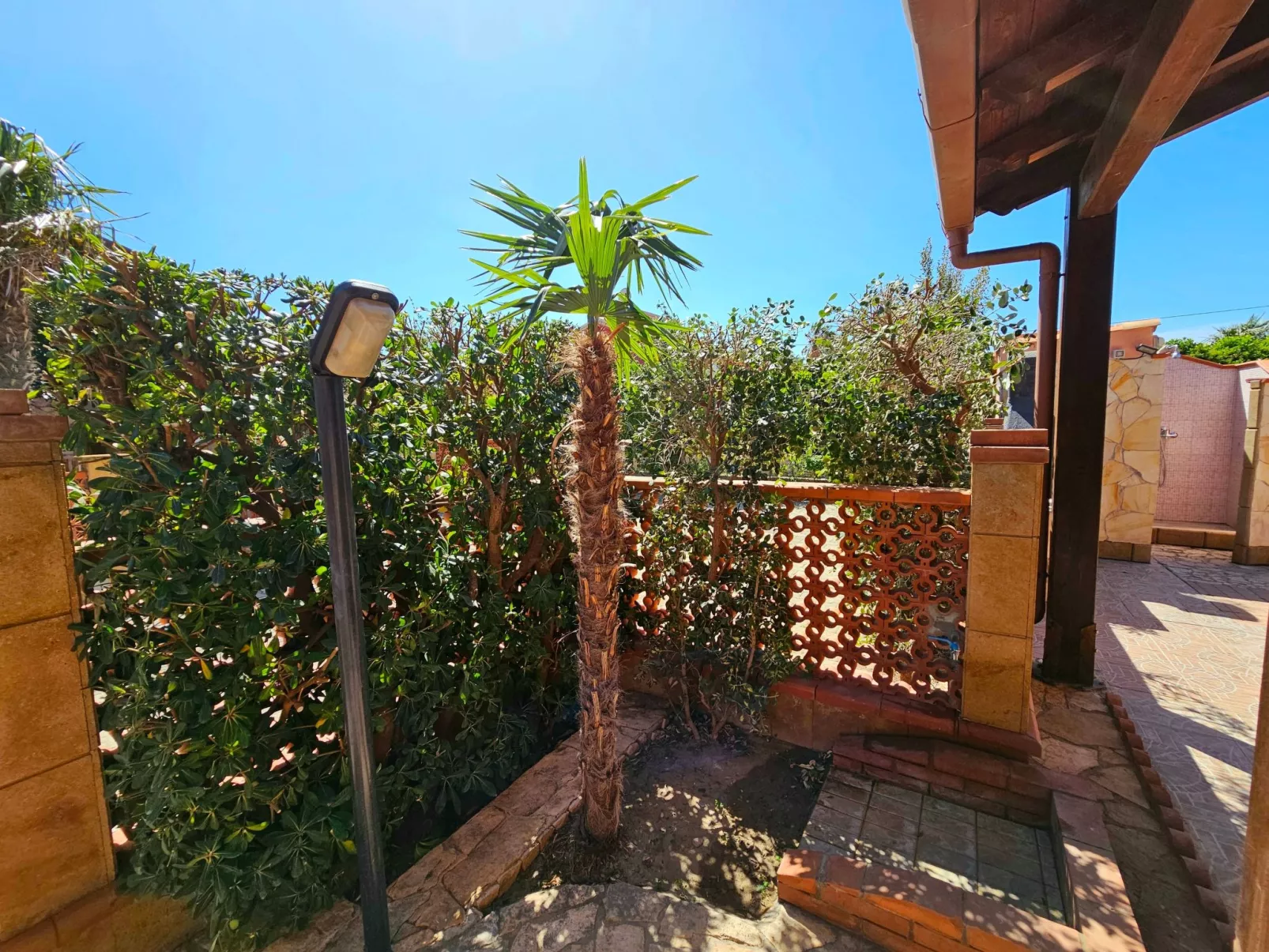 Helle mediterrane Villa mit Veranda und Garten-Outside