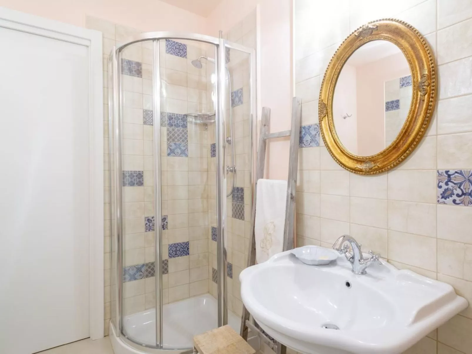 Rosa in der Toskana-Dedans