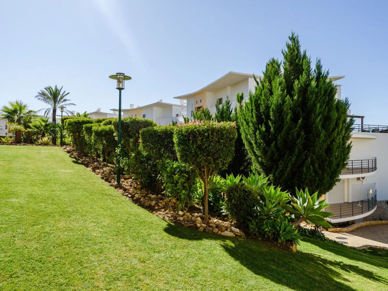 BnB Homes Wohnung mit Terrasse und Schwimmbad-Draußen