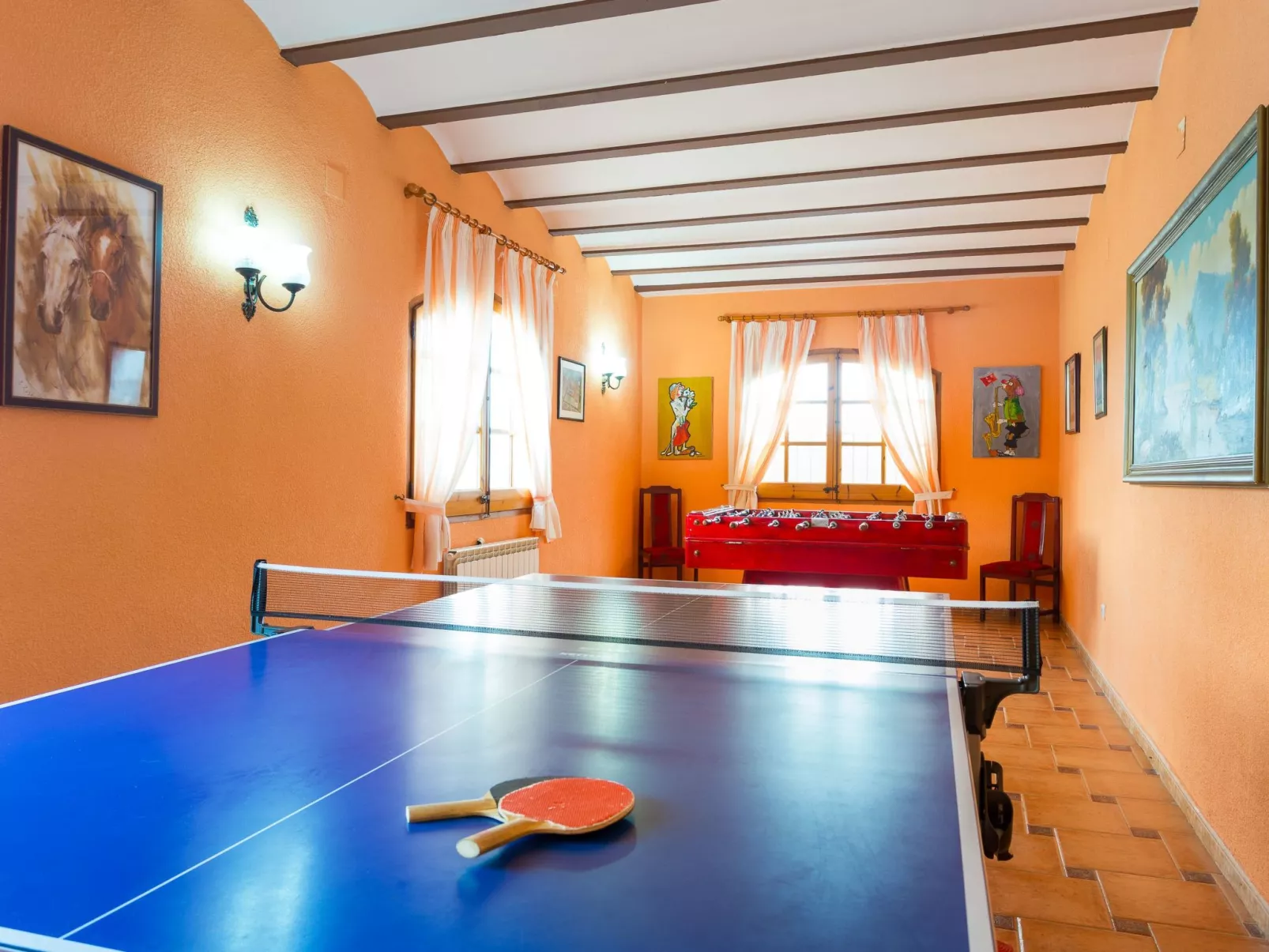 Großes Haus mit Schwimmbad und Barbecue-Drinnen