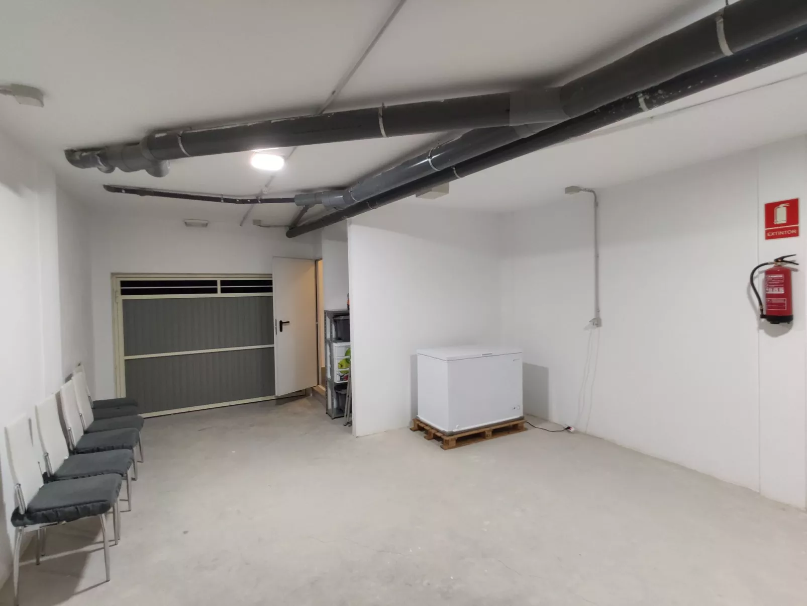 La Invincible Terreros in der 1. Reihe des Strandes-Inside