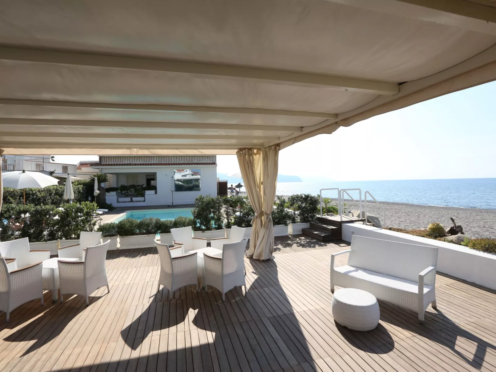 Wohnung mit Grill, Terrasse und Pool-Outside