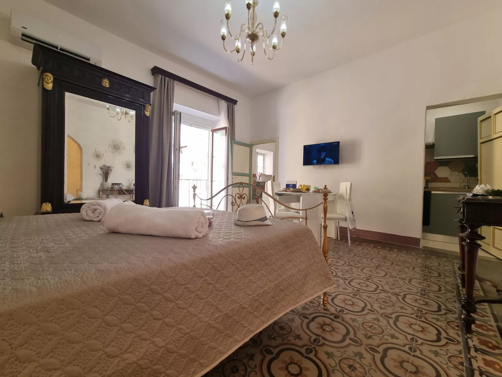 Donna Emma von Holiday World-Inside