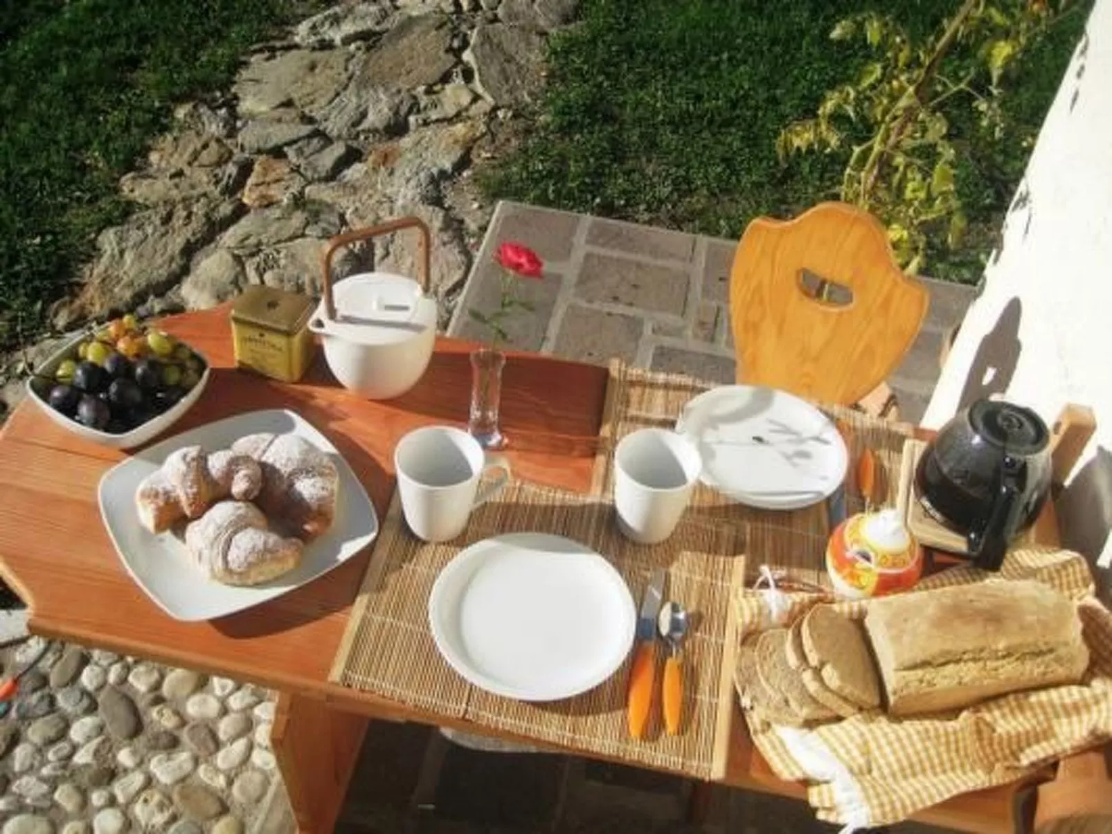 Romantisches Chalet in den Wiesen der Dolomiten-Outside