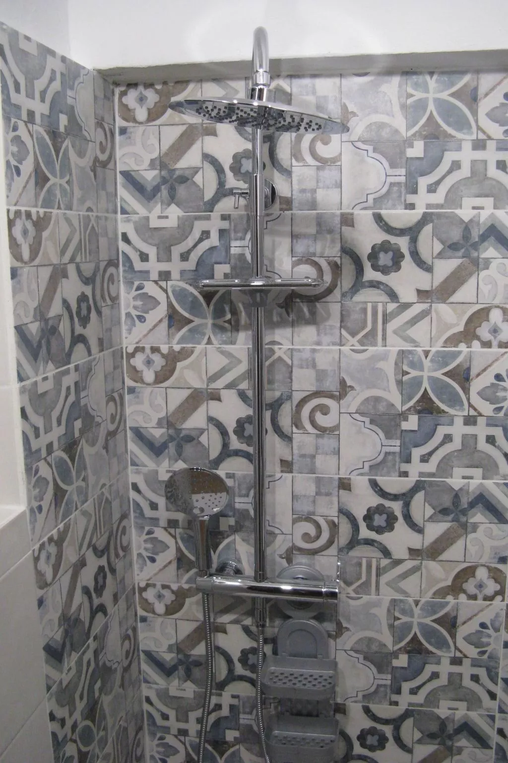 Typisches Bauernhaus mit holzbefeuertem Kamin-Dedans