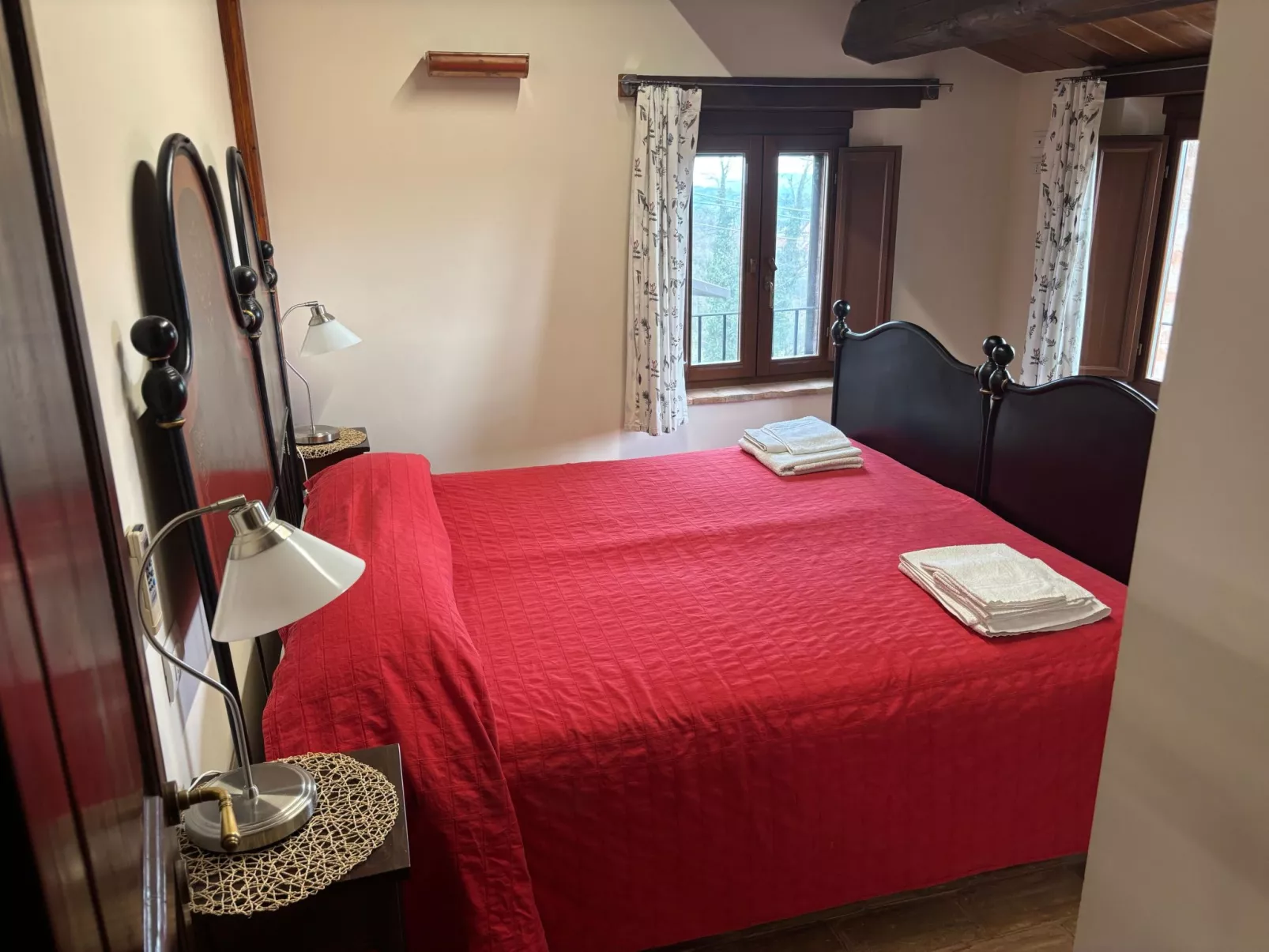 Rote Wohnung Bauernhaus-Drinnen