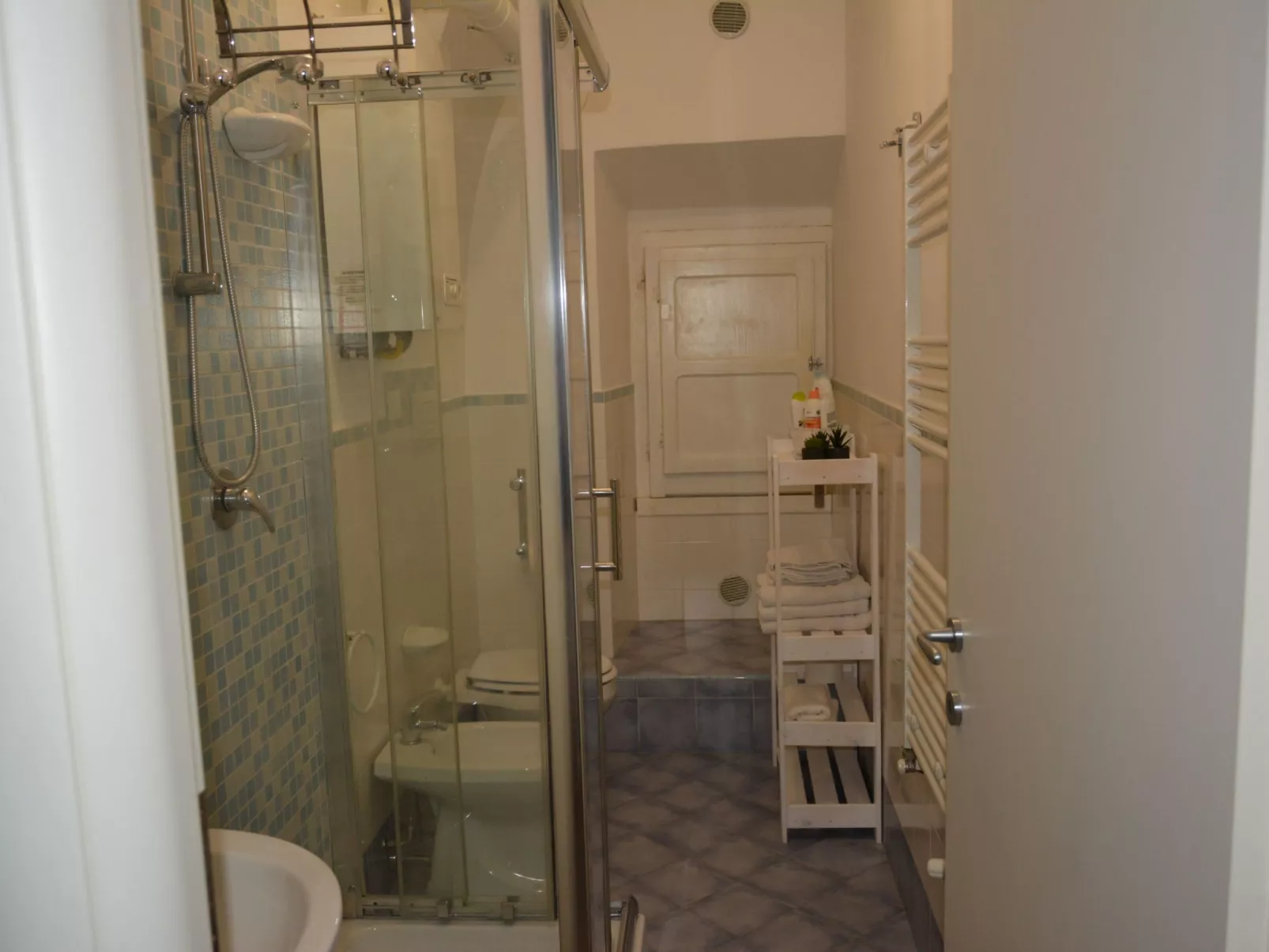 Mit Privatparkplatz-Drinnen