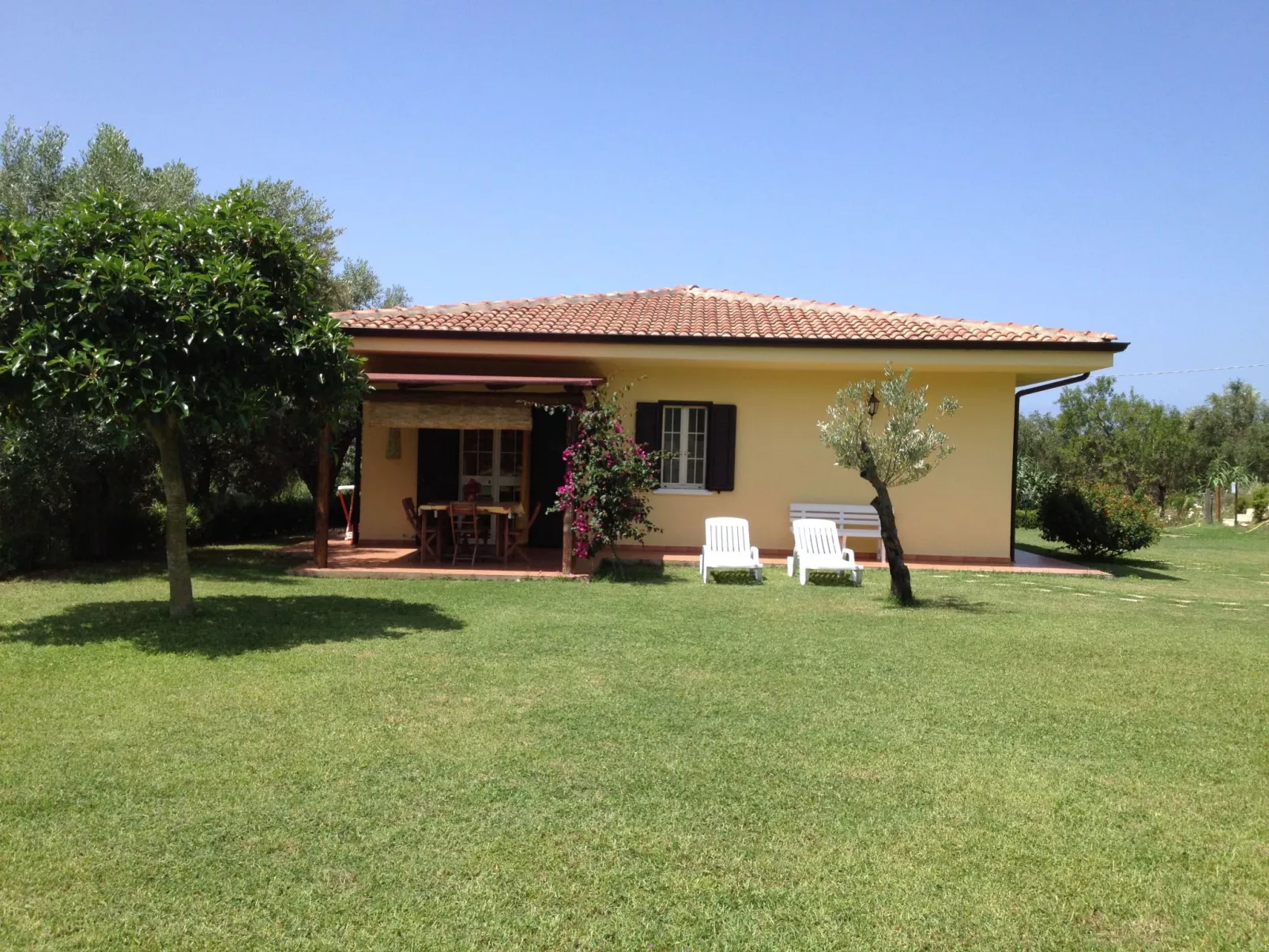 Villa im Grünen mit Schwimmbad, in der Nähe des Meeres-Draußen