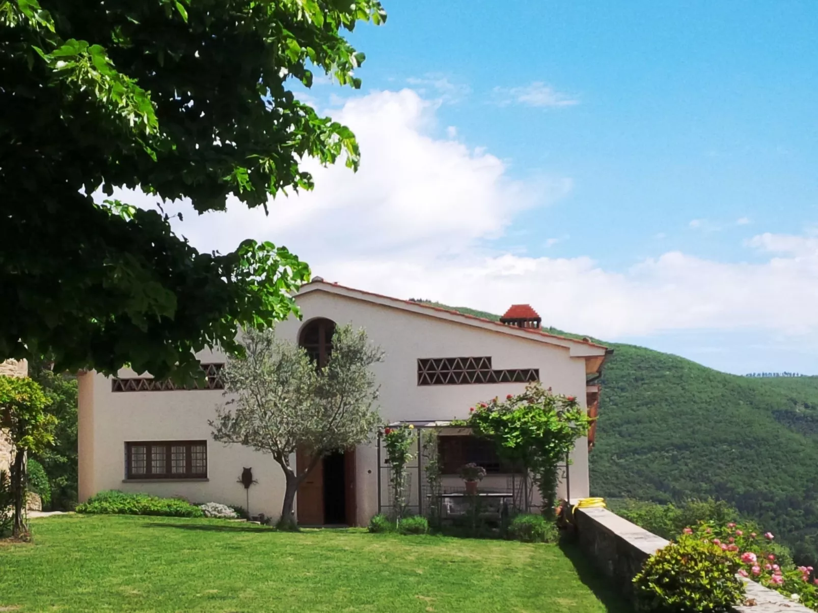 Villa mit Pool und zauberhafter Aussicht-Outside