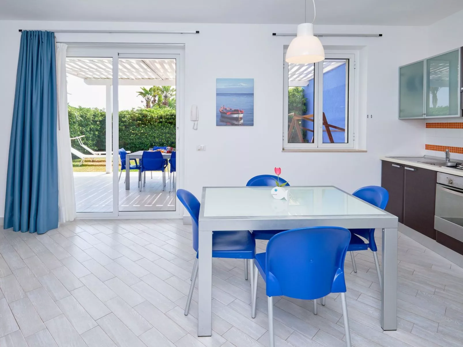 In Marina Di Ragusa mit Terrasse, Grill und Garten-Inside