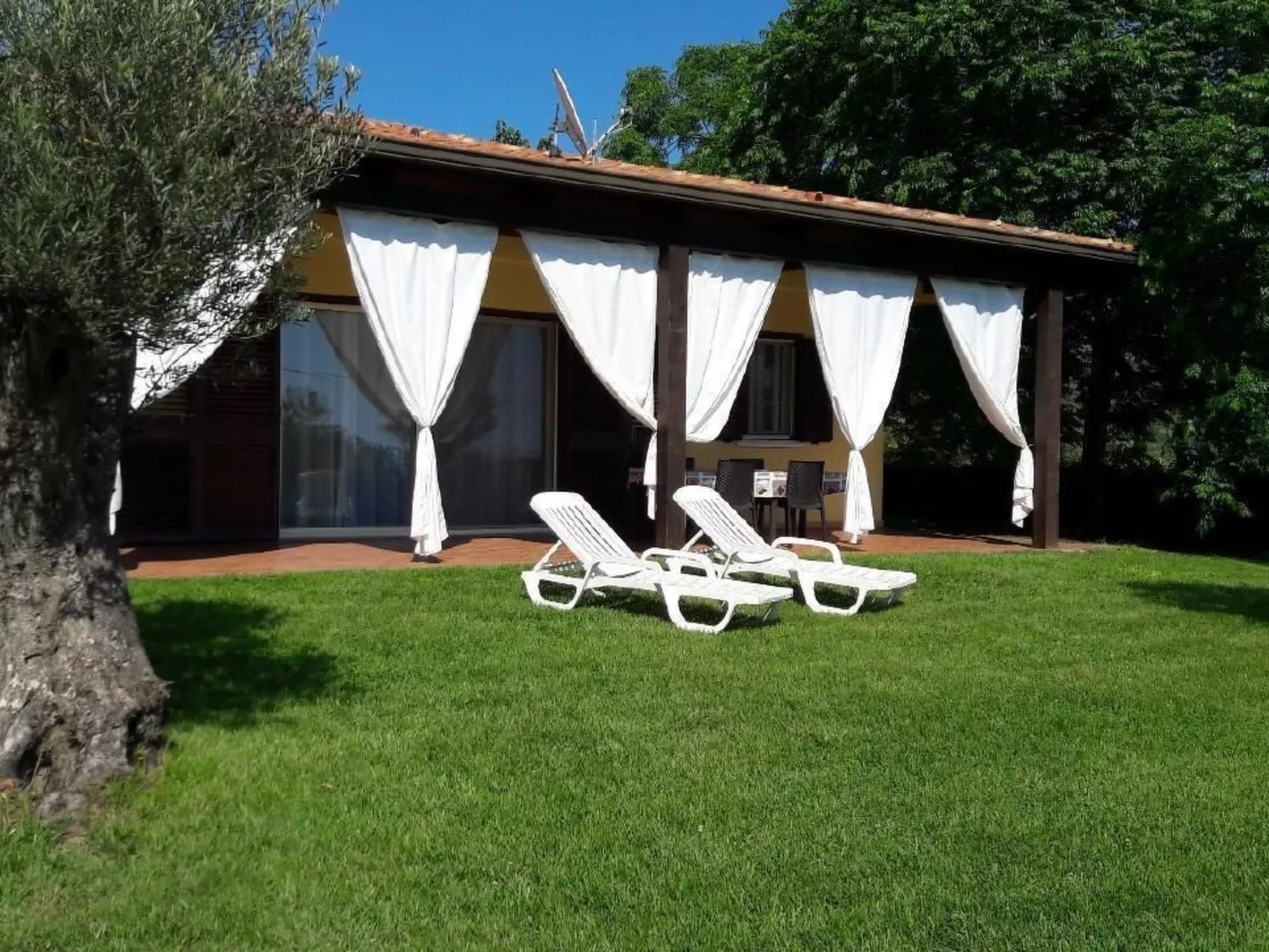 Villa im Grünen mit Schwimmbad und Meerblick-Image-tags.info