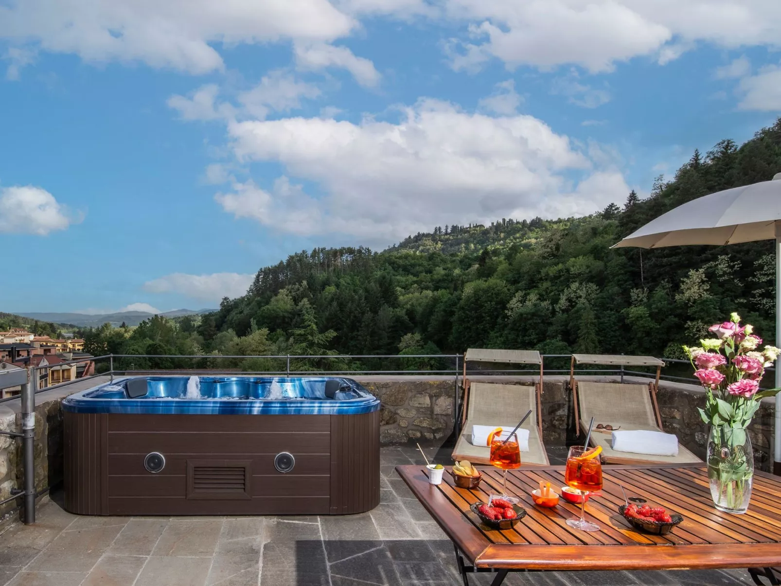 Medieval Tower mit Whirlpool auf der Dachterrasse-Image-tags.info