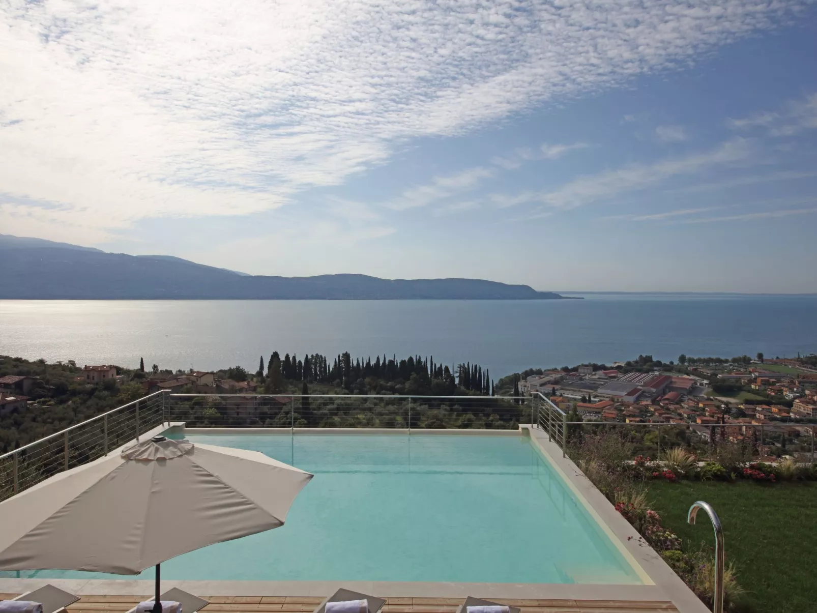 Exklusive Villa Agave mit Seeblick und privatem Pool-Draußen