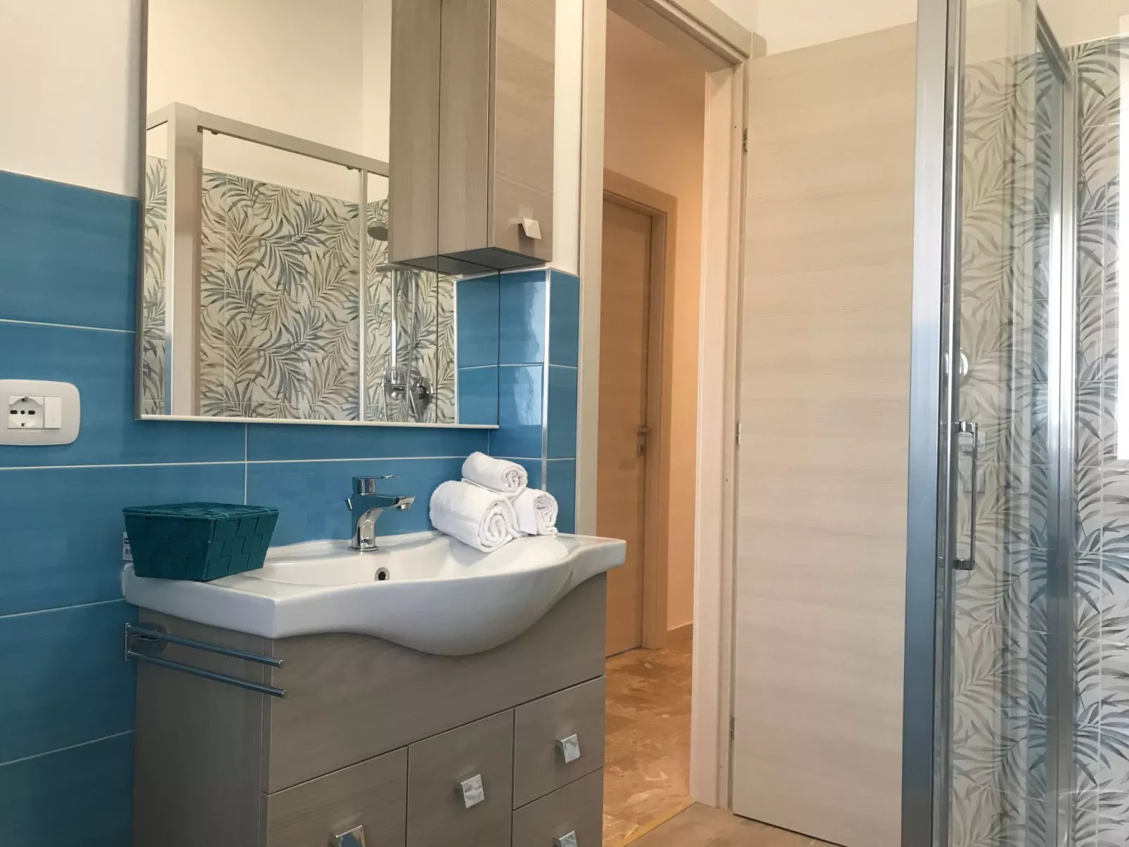 'White' mit Balkon-Drinnen