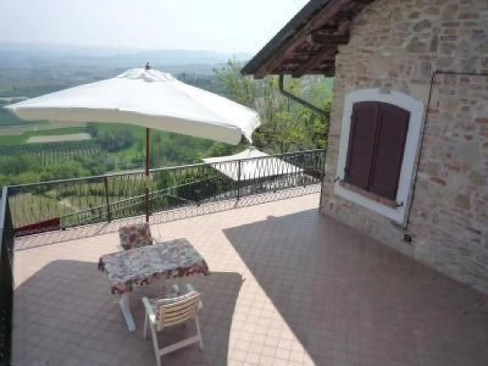 In Verduno mit Gemeinschaftspool-Dehors